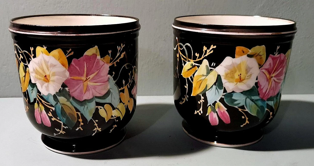 Pair of Napoleon III hand-painted porcelain cachepots, 19th century 3