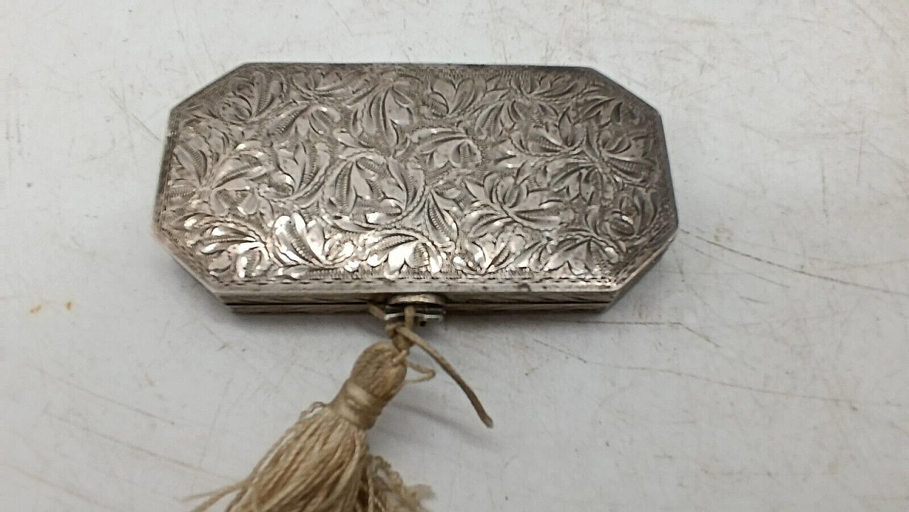 Chiselled powder box, late 19th century 2