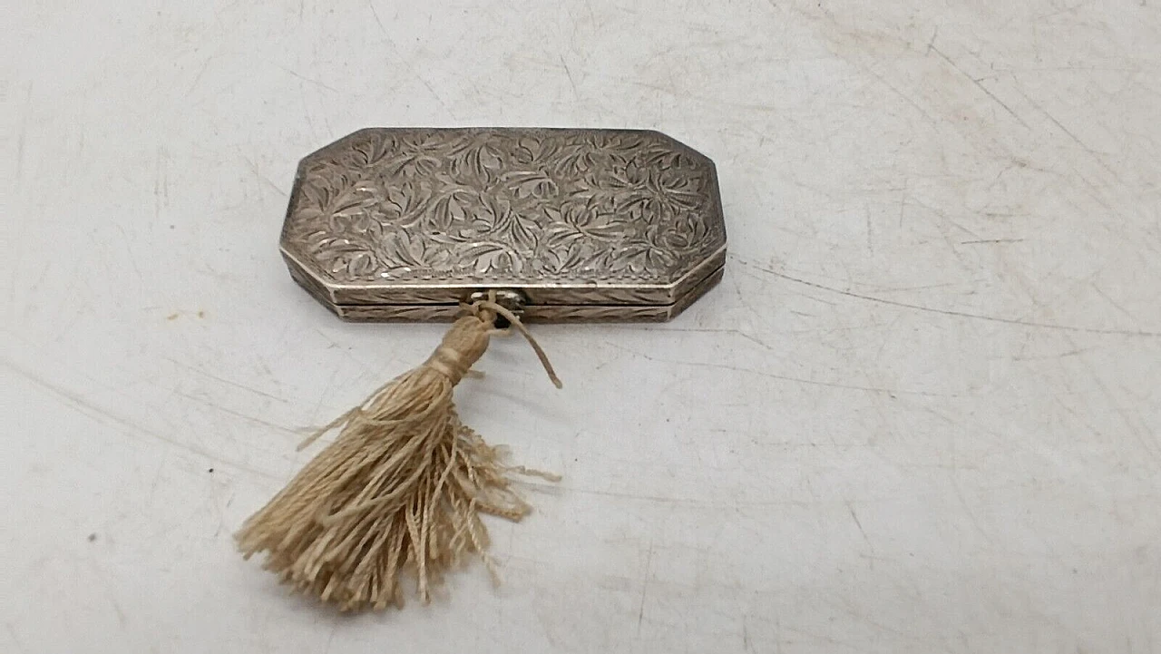 Chiselled powder box, late 19th century 3