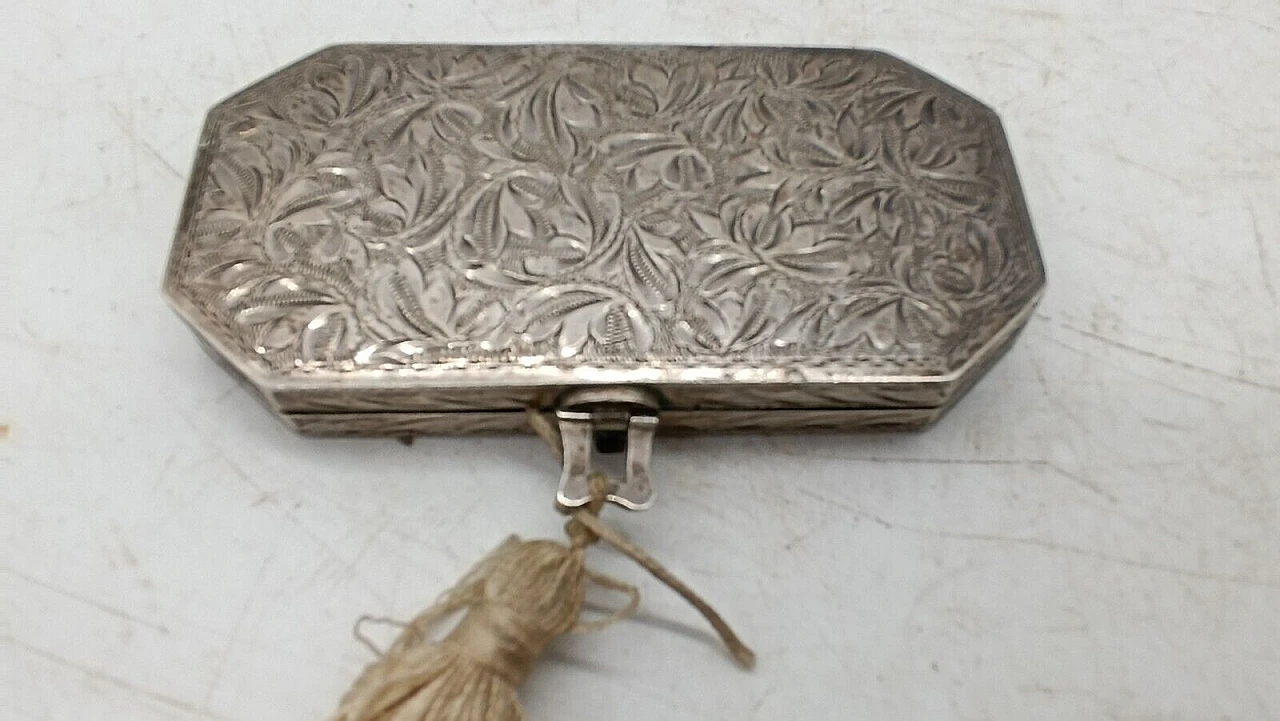 Chiselled powder box, late 19th century 4