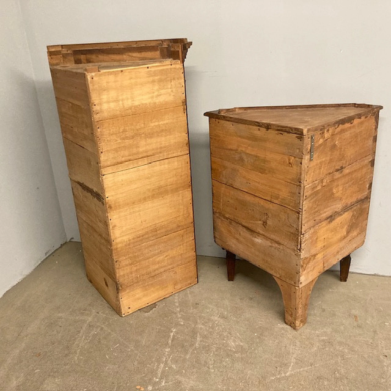 Cantonal walnut corner cabinet, late 19th century 2