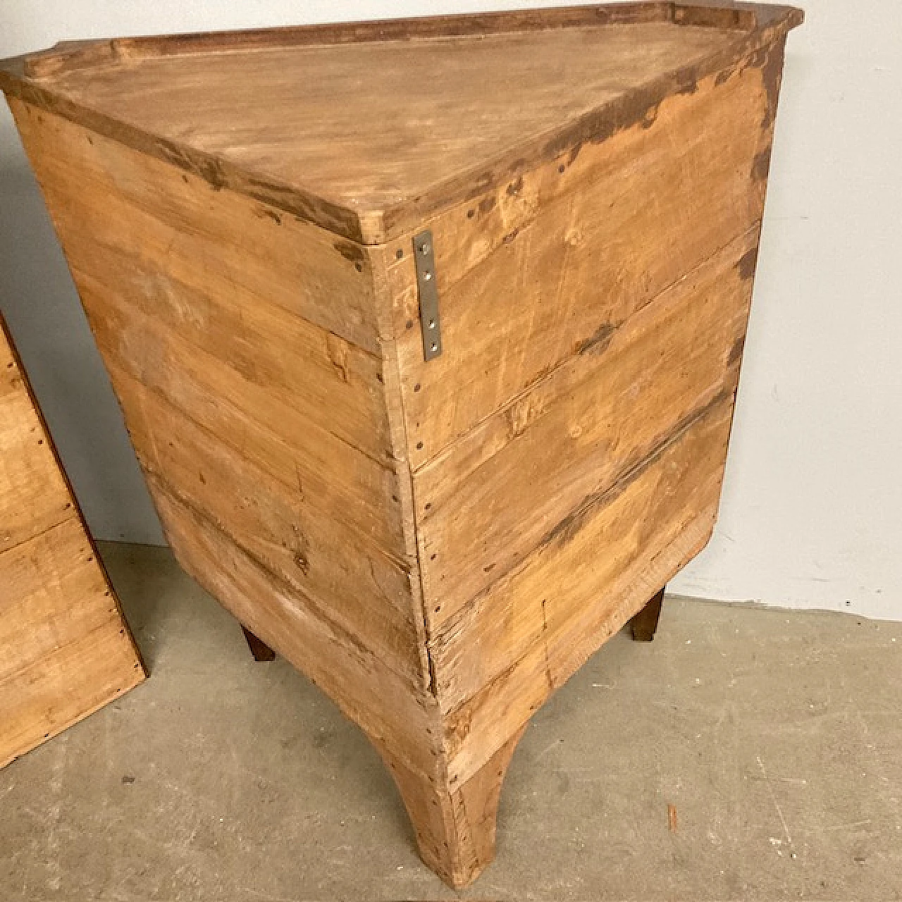 Cantonal walnut corner cabinet, late 19th century 3