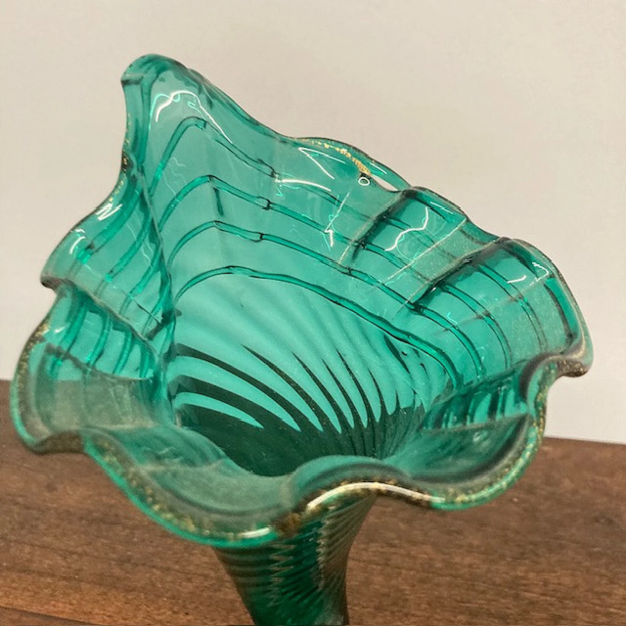 Emerald green and gold powdered glass cornucopia vase, 1950s 5