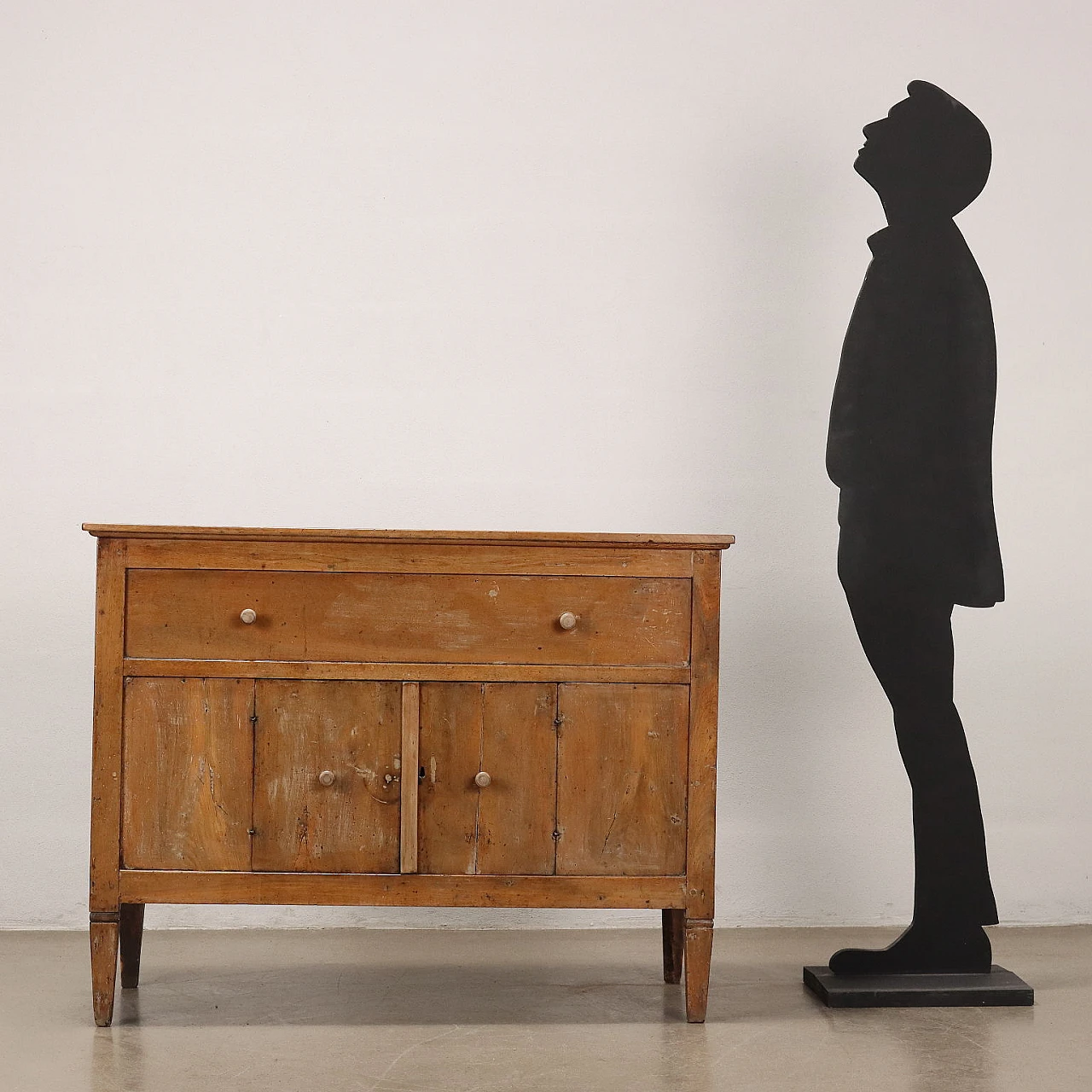 Credenza in noce con gambe tronco piramidali e piano apribile, '800 2