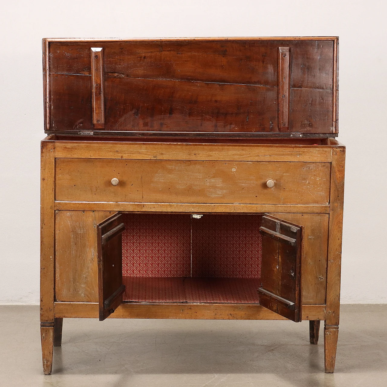 Credenza in noce con gambe tronco piramidali e piano apribile, '800 3