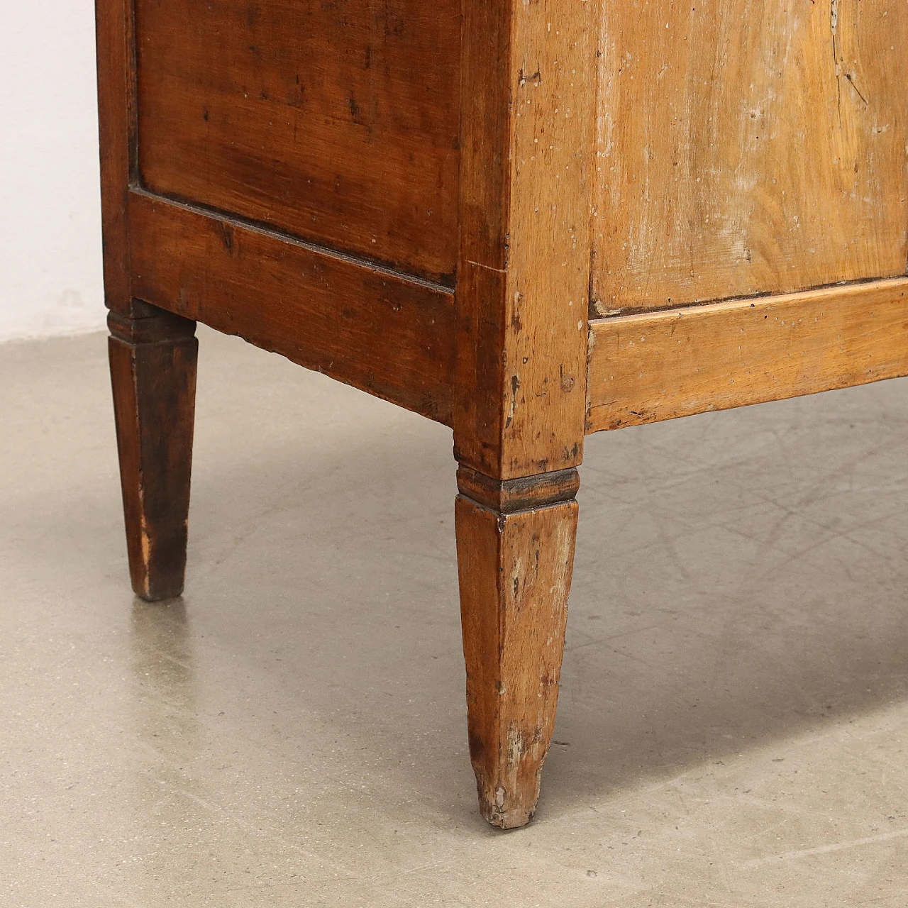 Credenza in noce con gambe tronco piramidali e piano apribile, '800 7