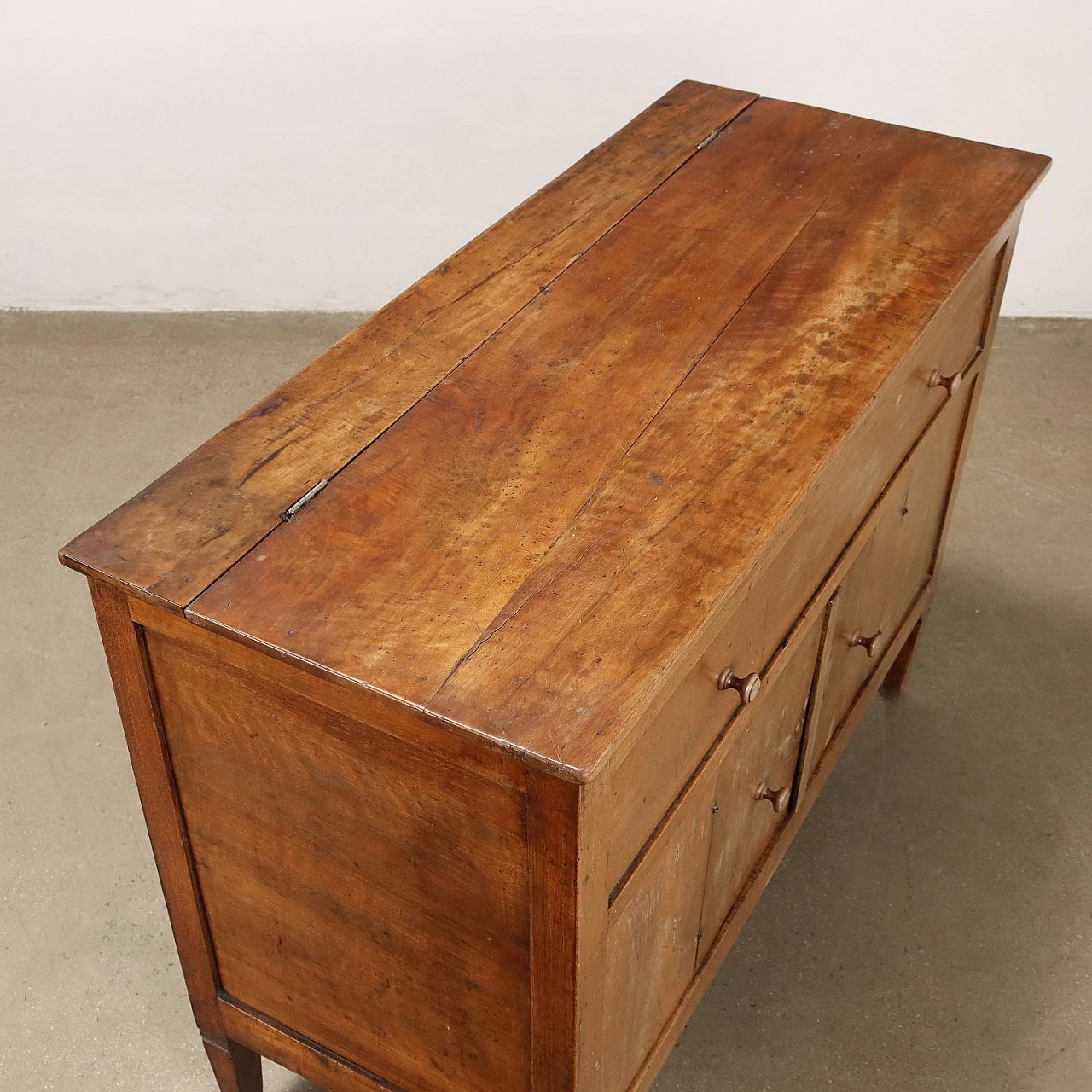 Credenza in noce con gambe tronco piramidali e piano apribile, '800 8