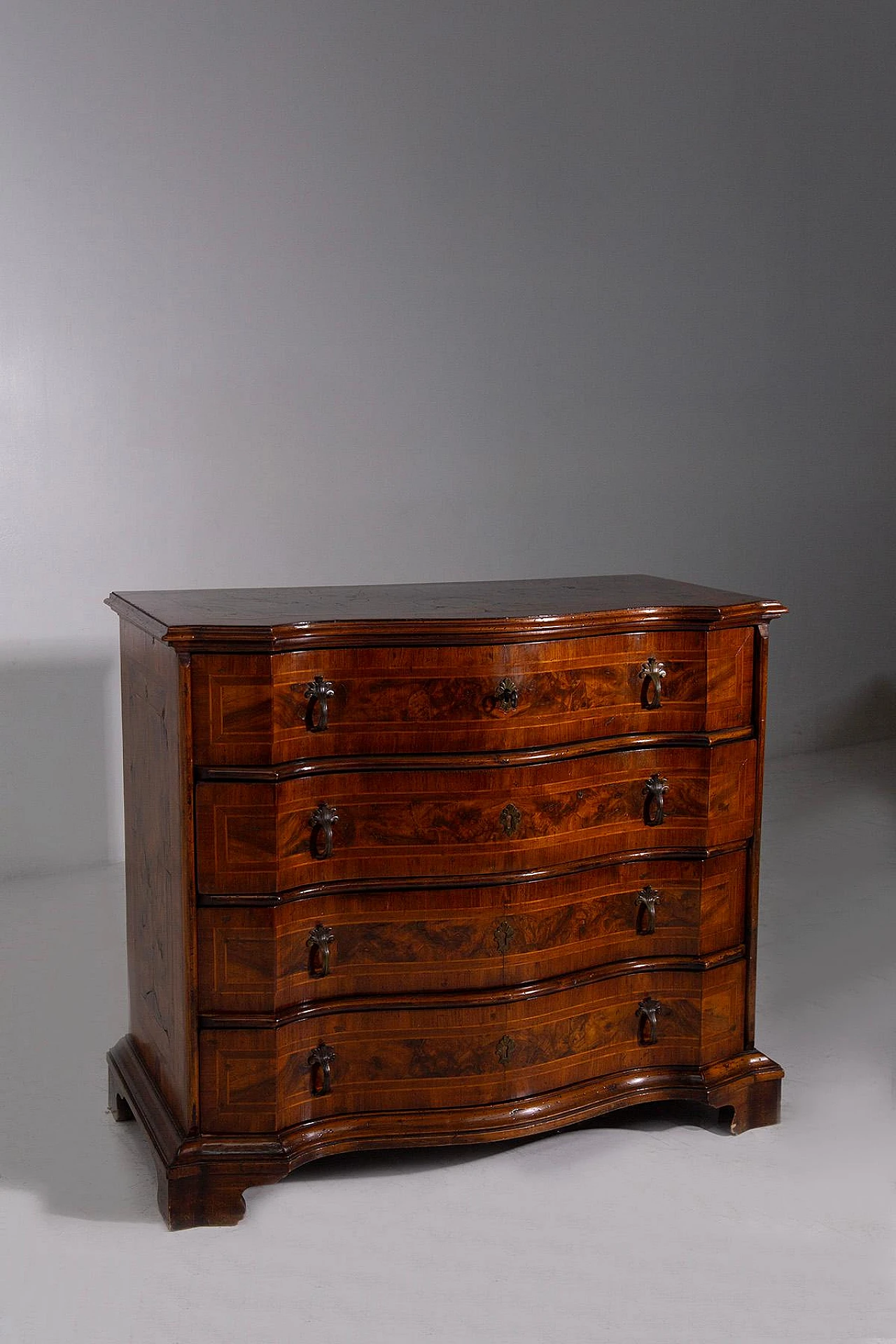 Burl wood finish dresser with 4 drawers, 18th century 2