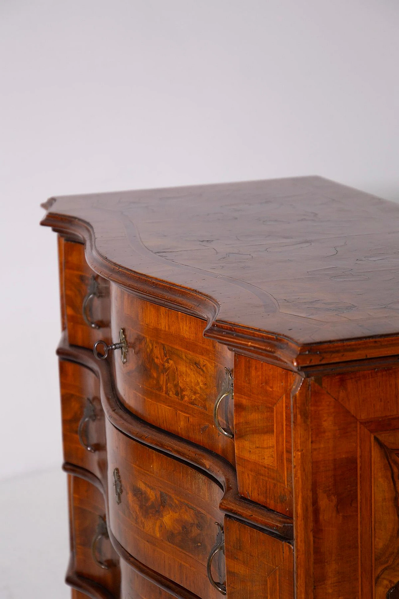 Burl wood finish dresser with 4 drawers, 18th century 3