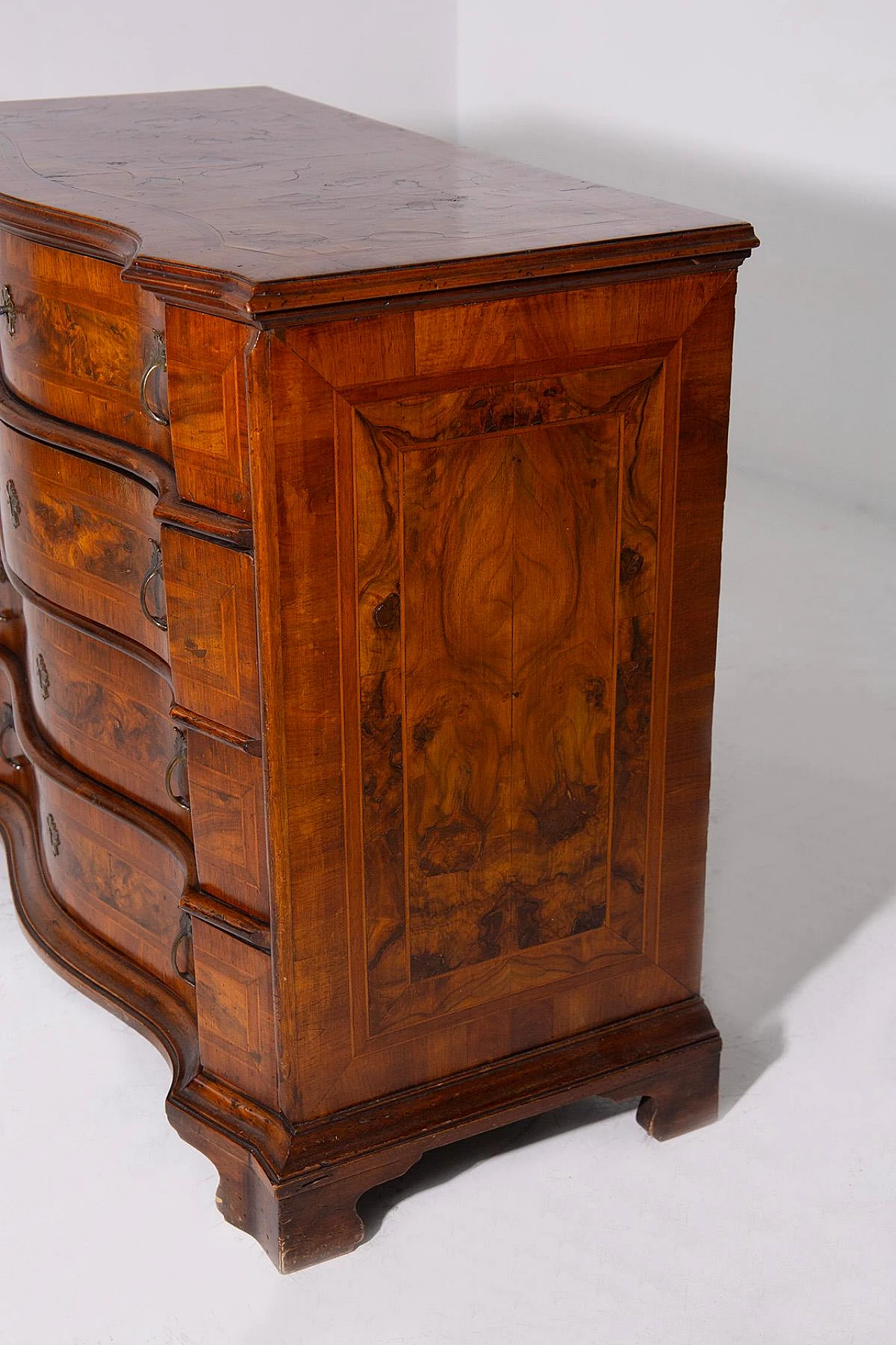 Burl wood finish dresser with 4 drawers, 18th century 5