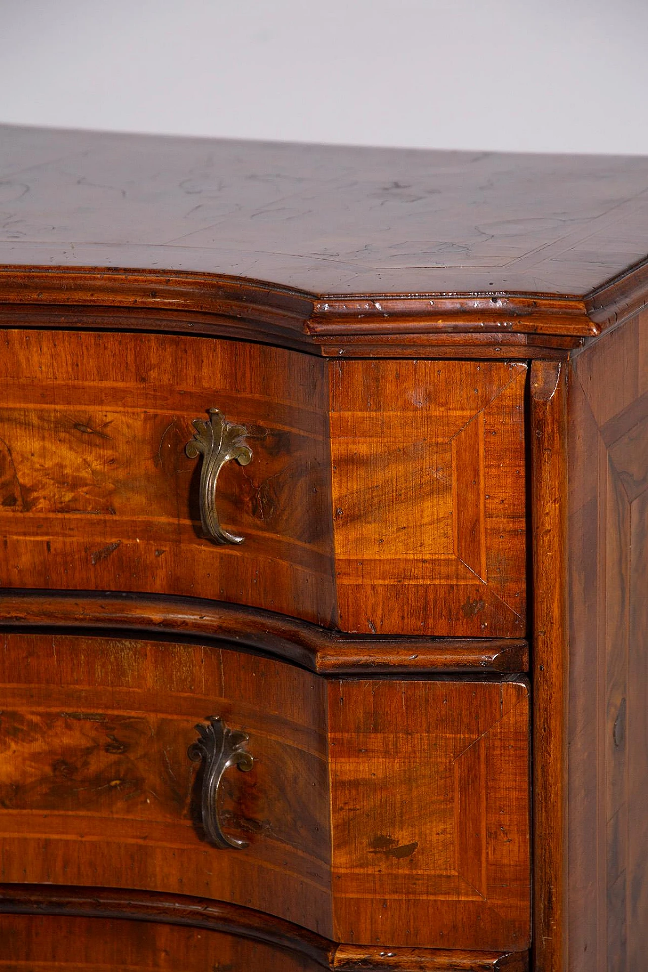 Burl wood finish dresser with 4 drawers, 18th century 8