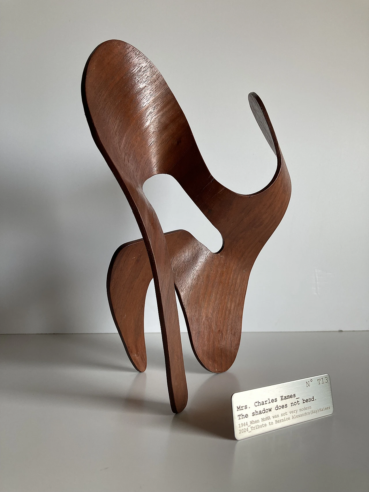 Mrs. Charles Eames L'ombra non si piega, scultura in compensato 19