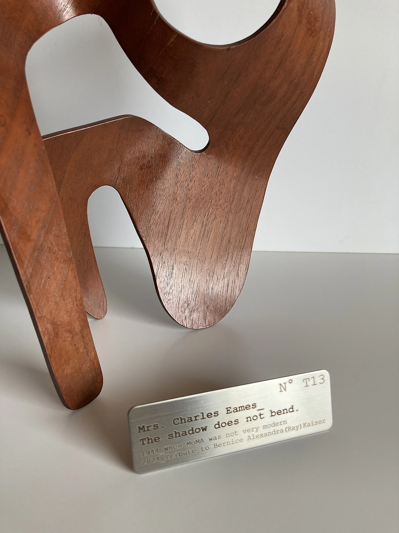 Mrs. Charles Eames L'ombra non si piega, scultura in compensato 20