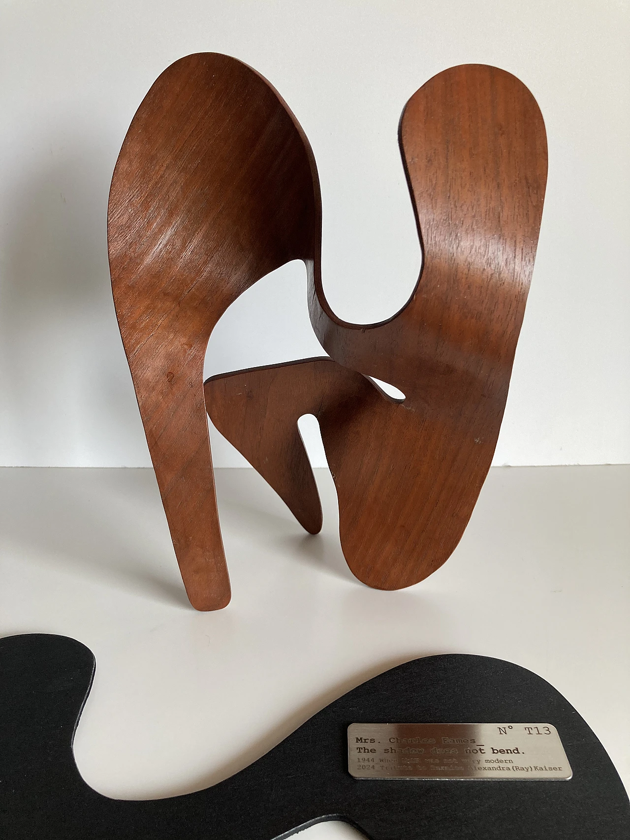 Mrs. Charles Eames L'ombra non si piega, scultura in compensato 28