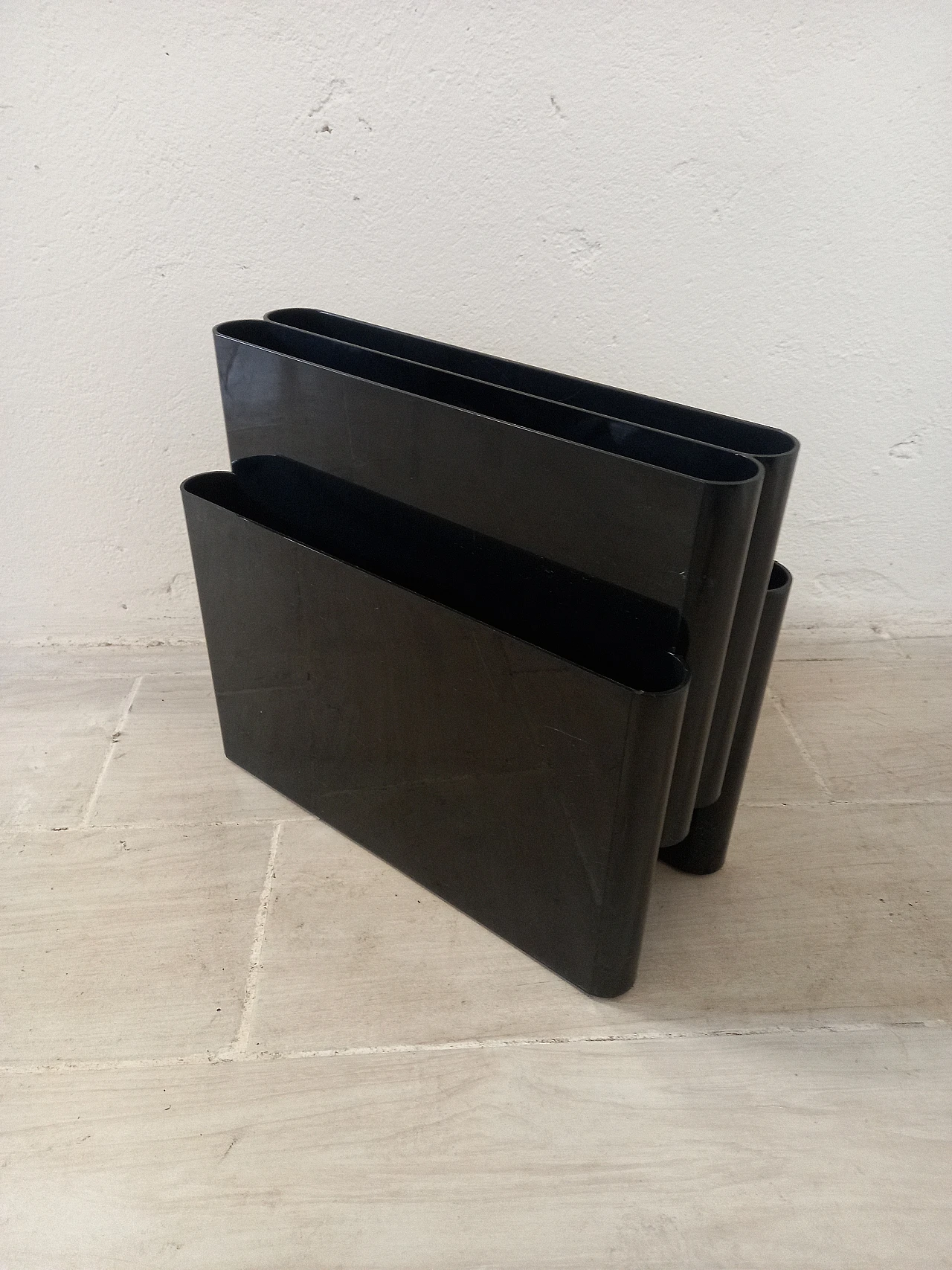 Magazine rack 4676 in black abs by G. Stoppino for Kartell, 1990s 1