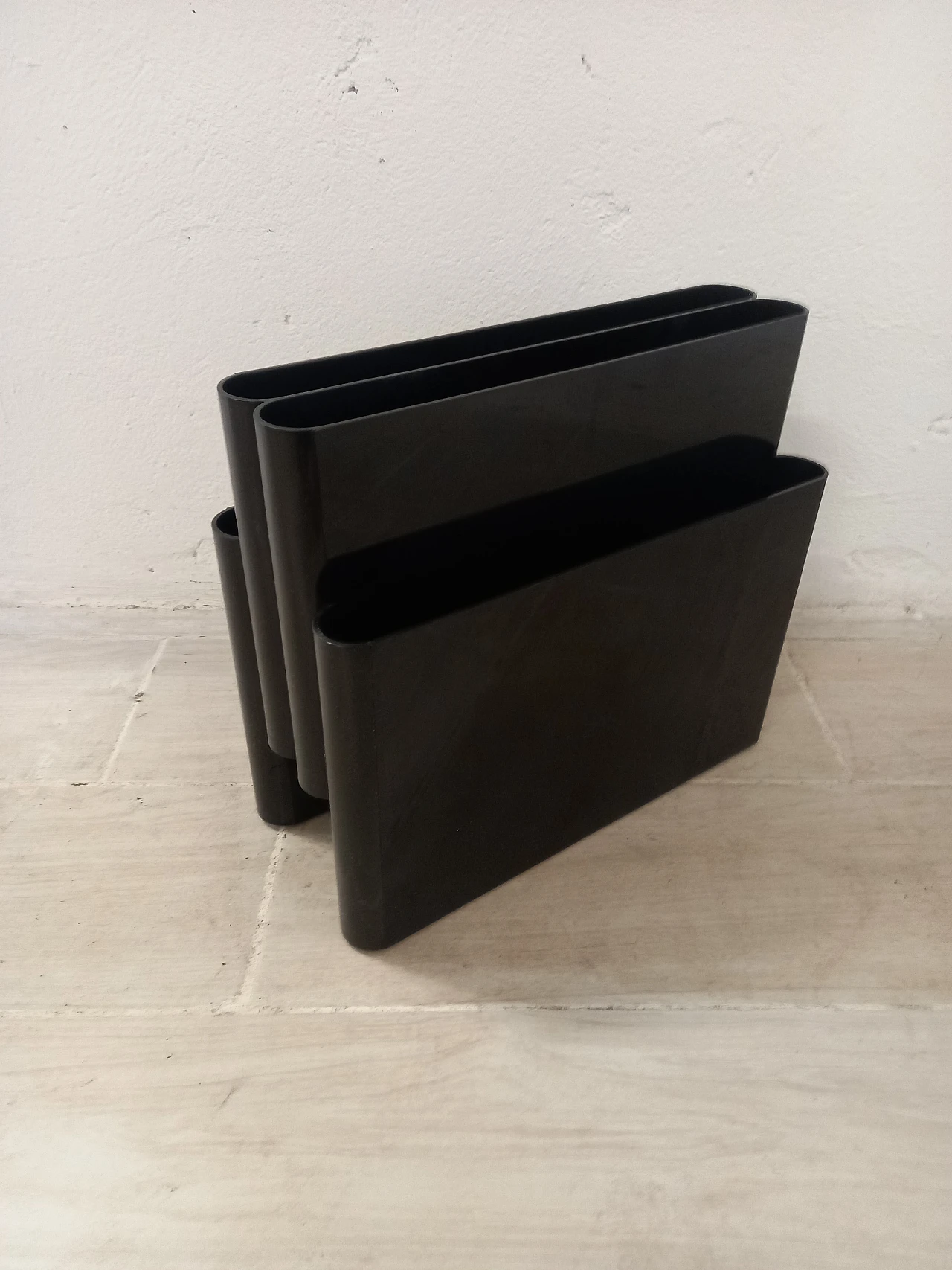 Magazine rack 4676 in black abs by G. Stoppino for Kartell, 1990s 4