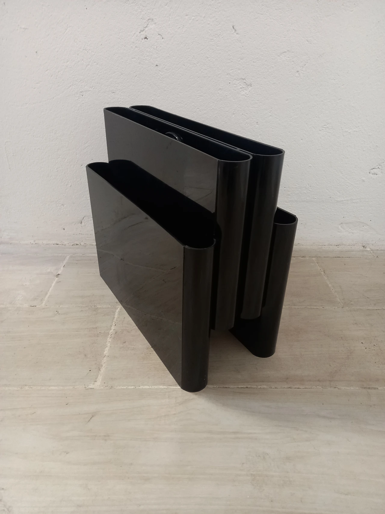 Magazine rack 4676 in black abs by G. Stoppino for Kartell, 1970s 1