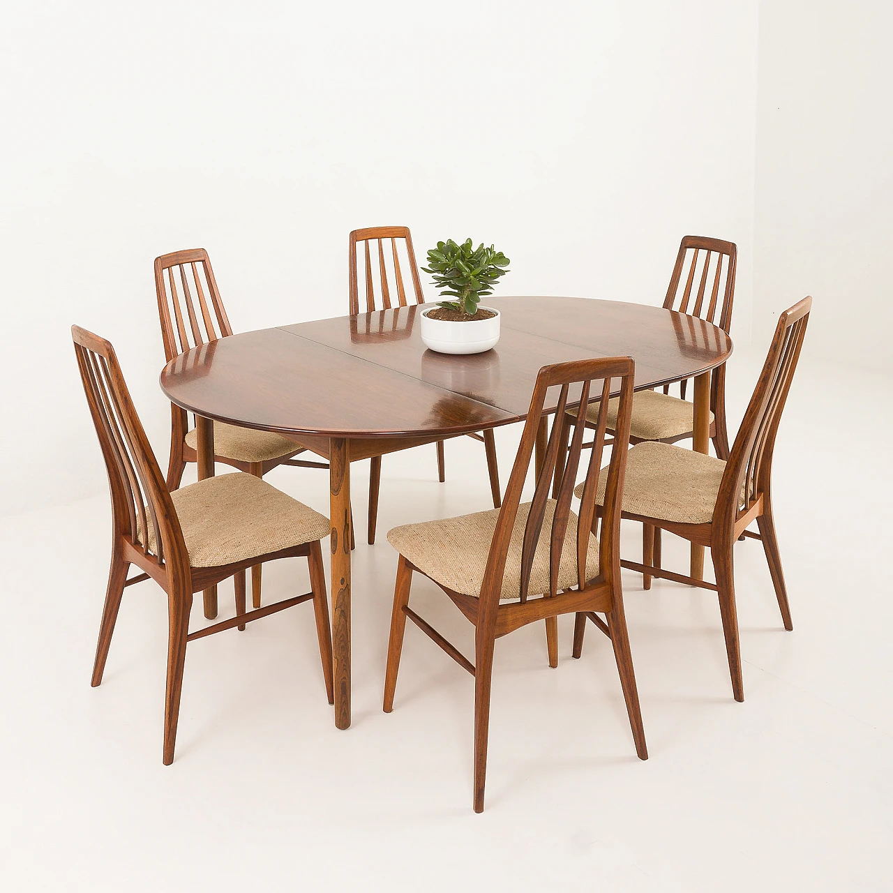 Danish extendable round dining table in rosewood, 1960s 2