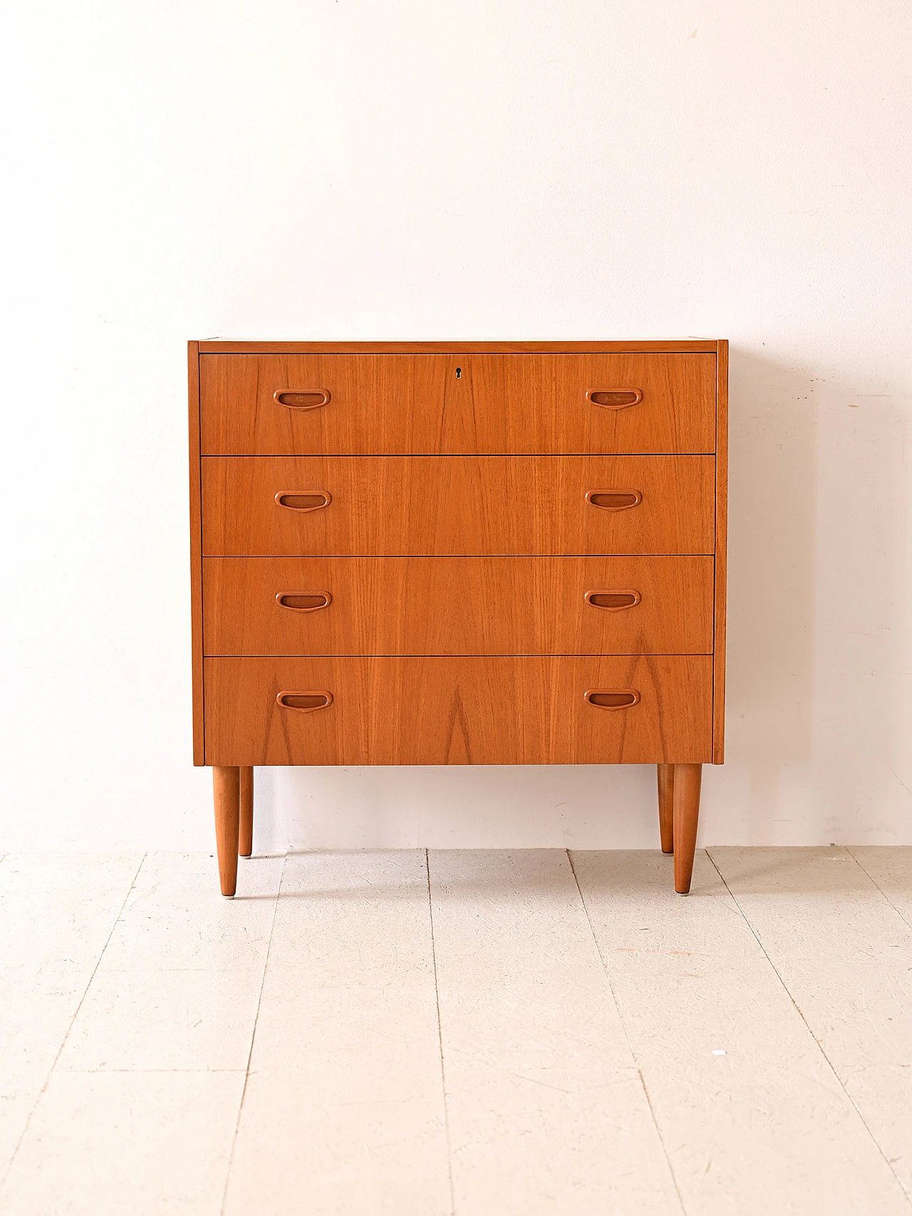 Comò scandinavo in teak con quattro cassetti e serratura, anni '60 2