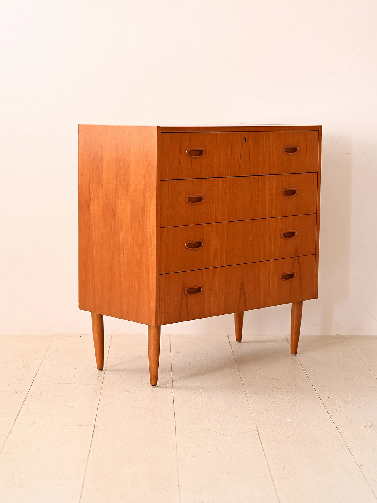 Comò scandinavo in teak con quattro cassetti e serratura, anni '60 3