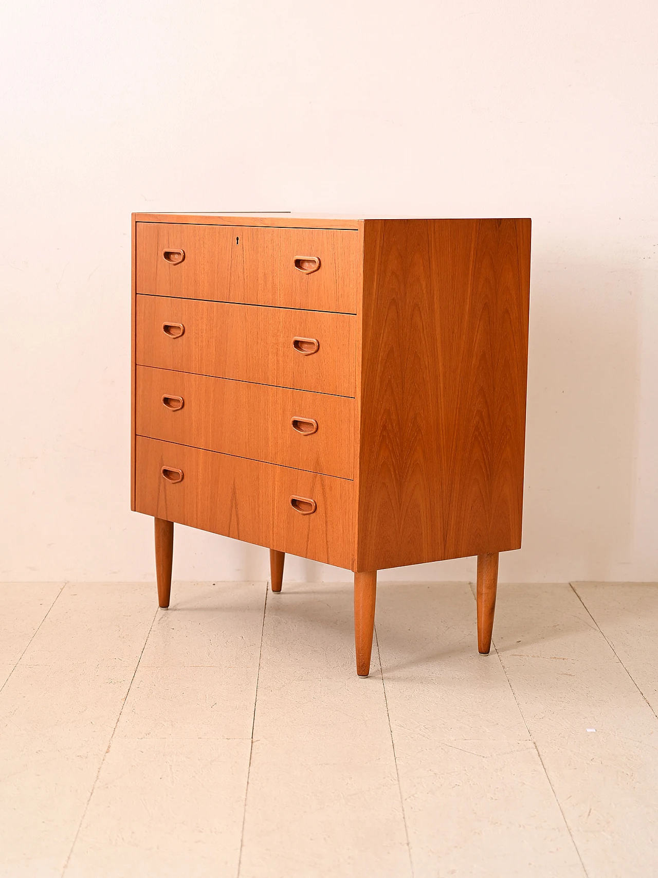 Comò scandinavo in teak con quattro cassetti e serratura, anni '60 4