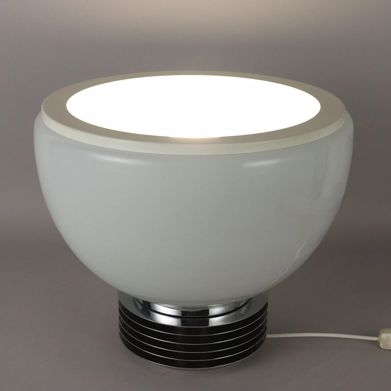 Lampada da tavolo in metallo cromato e vetro bianco, anni '60 3