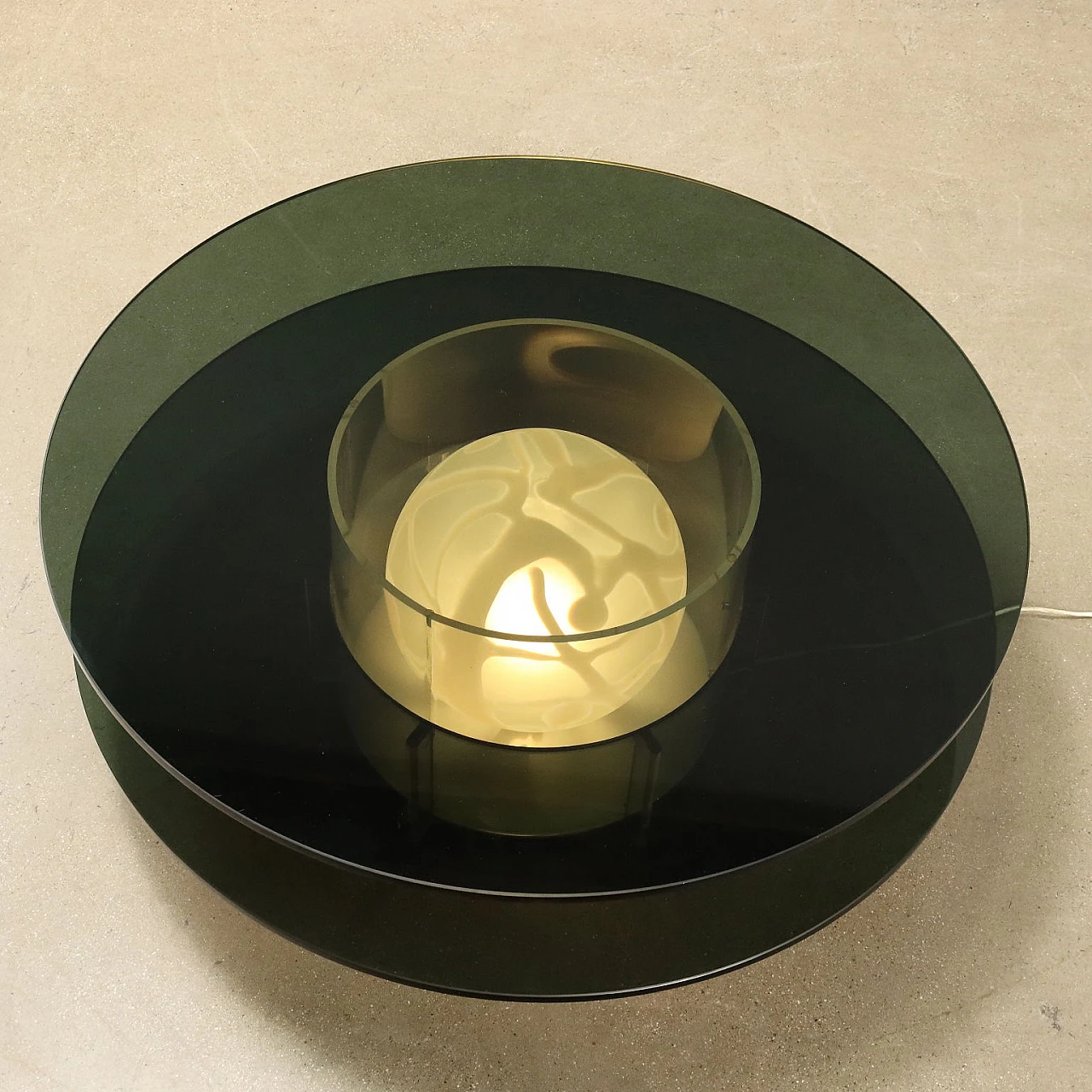 Tavolino con lampada in vetro fumé e plexiglass, anni '70 7