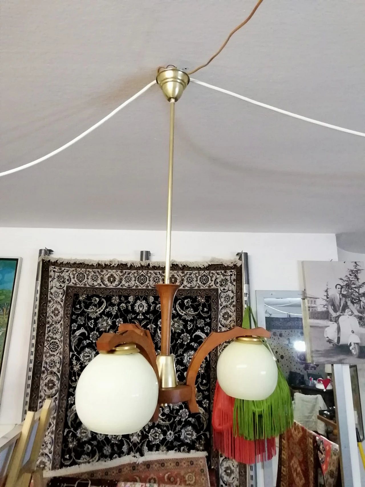 Lampadario in legno e vetro opalino, anni '60 3