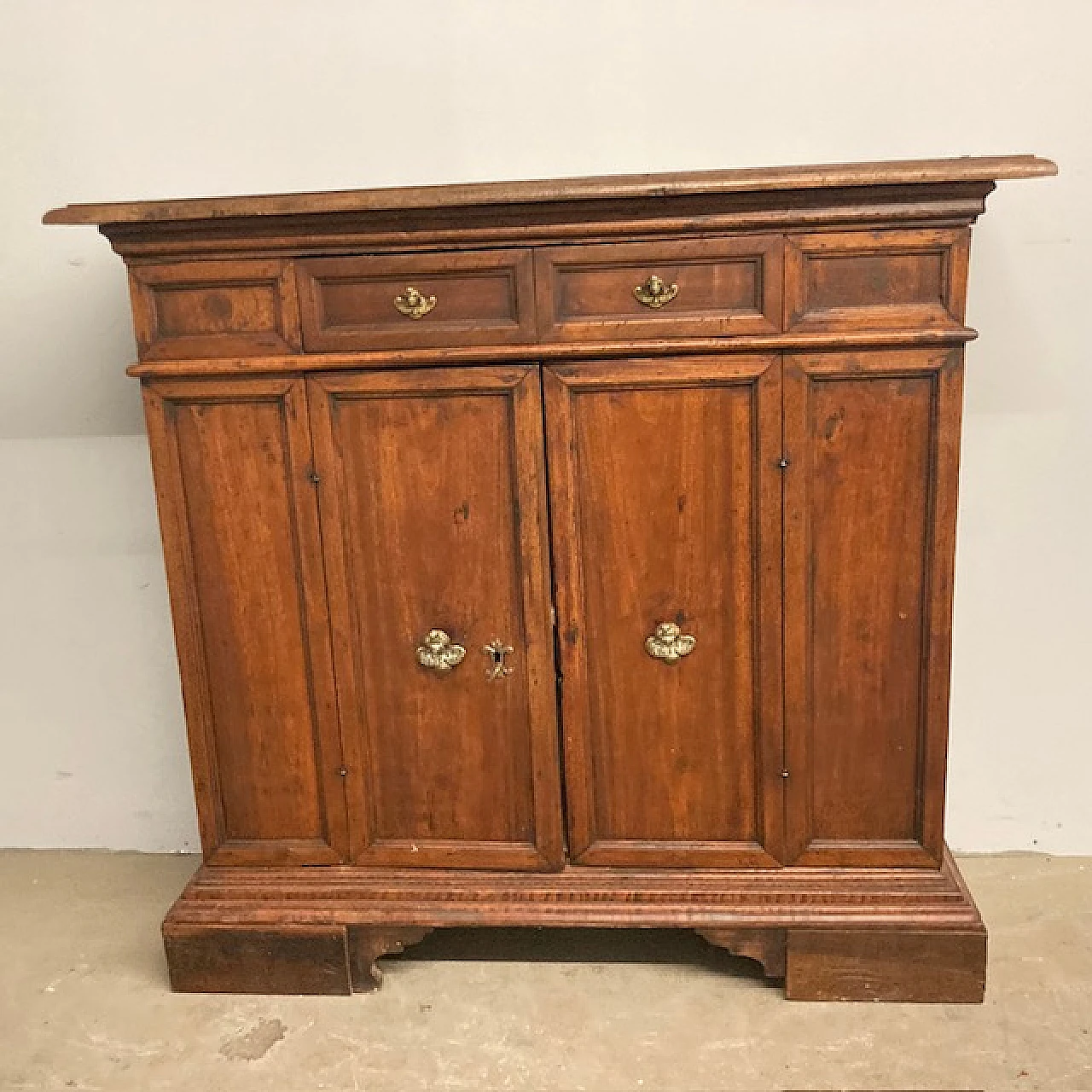 Walnut sideboard, 17th century 2