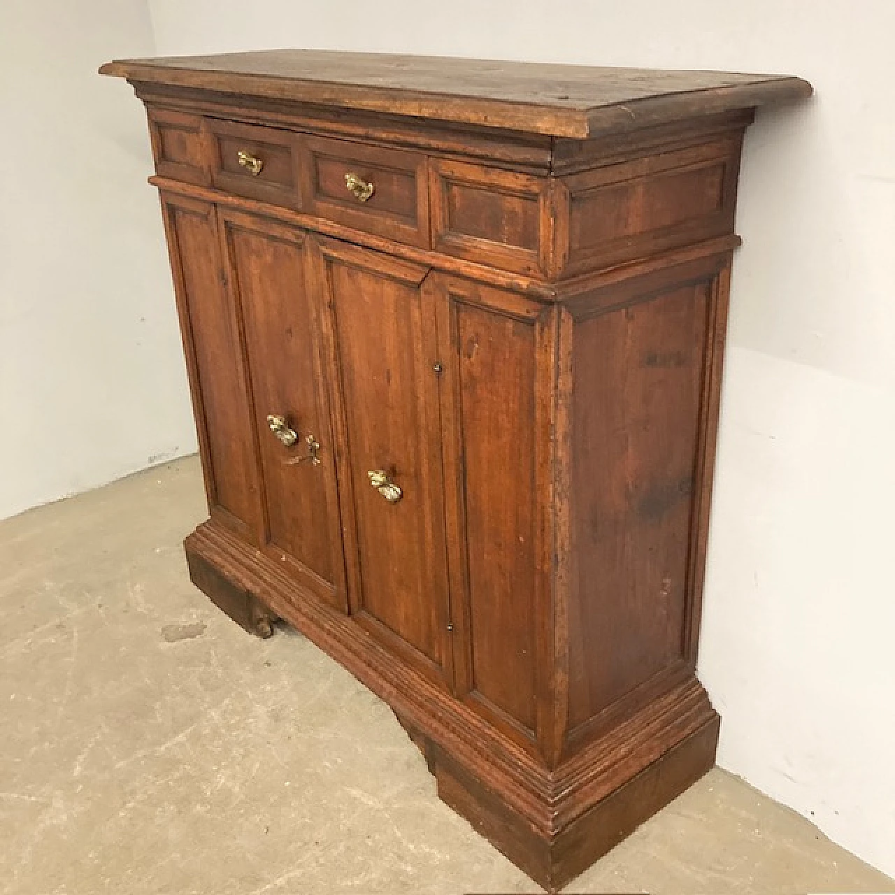 Walnut sideboard, 17th century 4