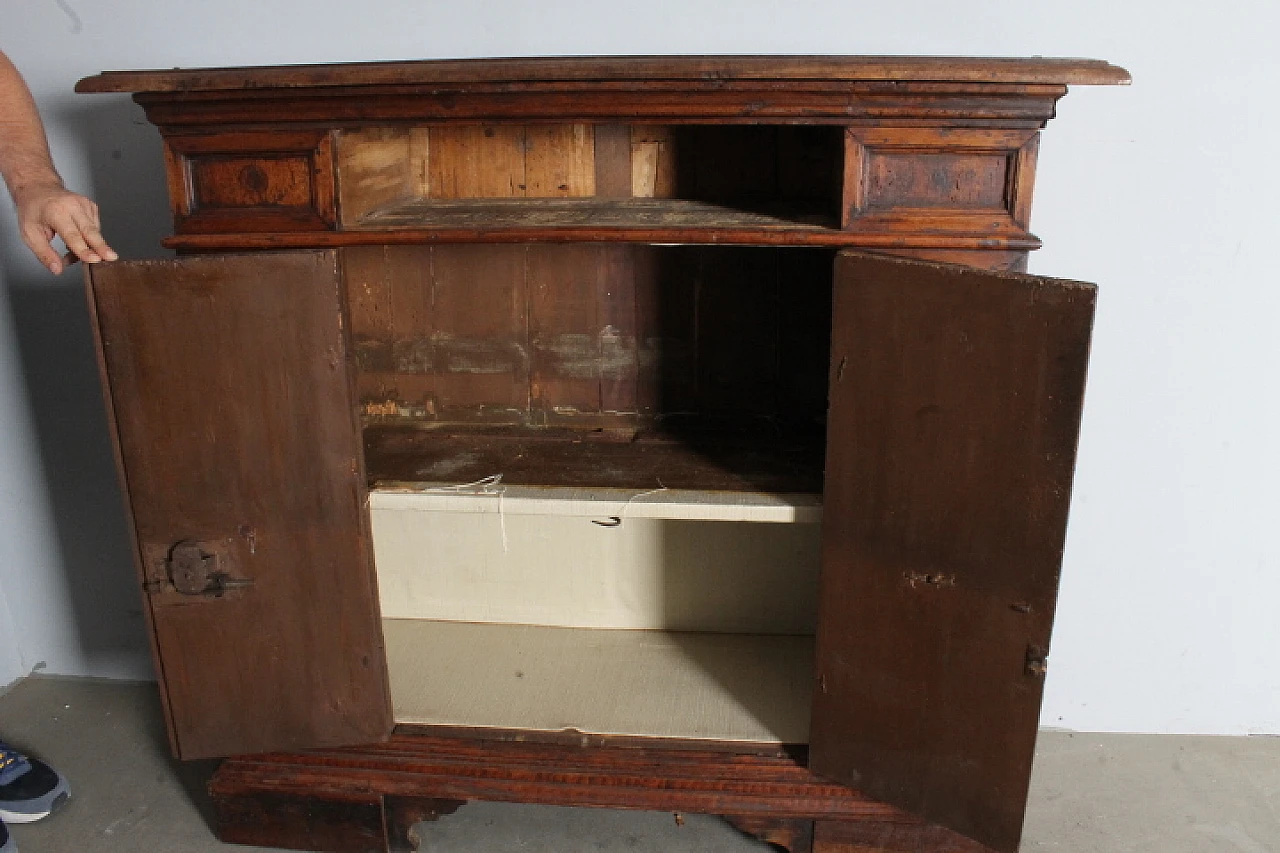 Walnut sideboard, 17th century 15