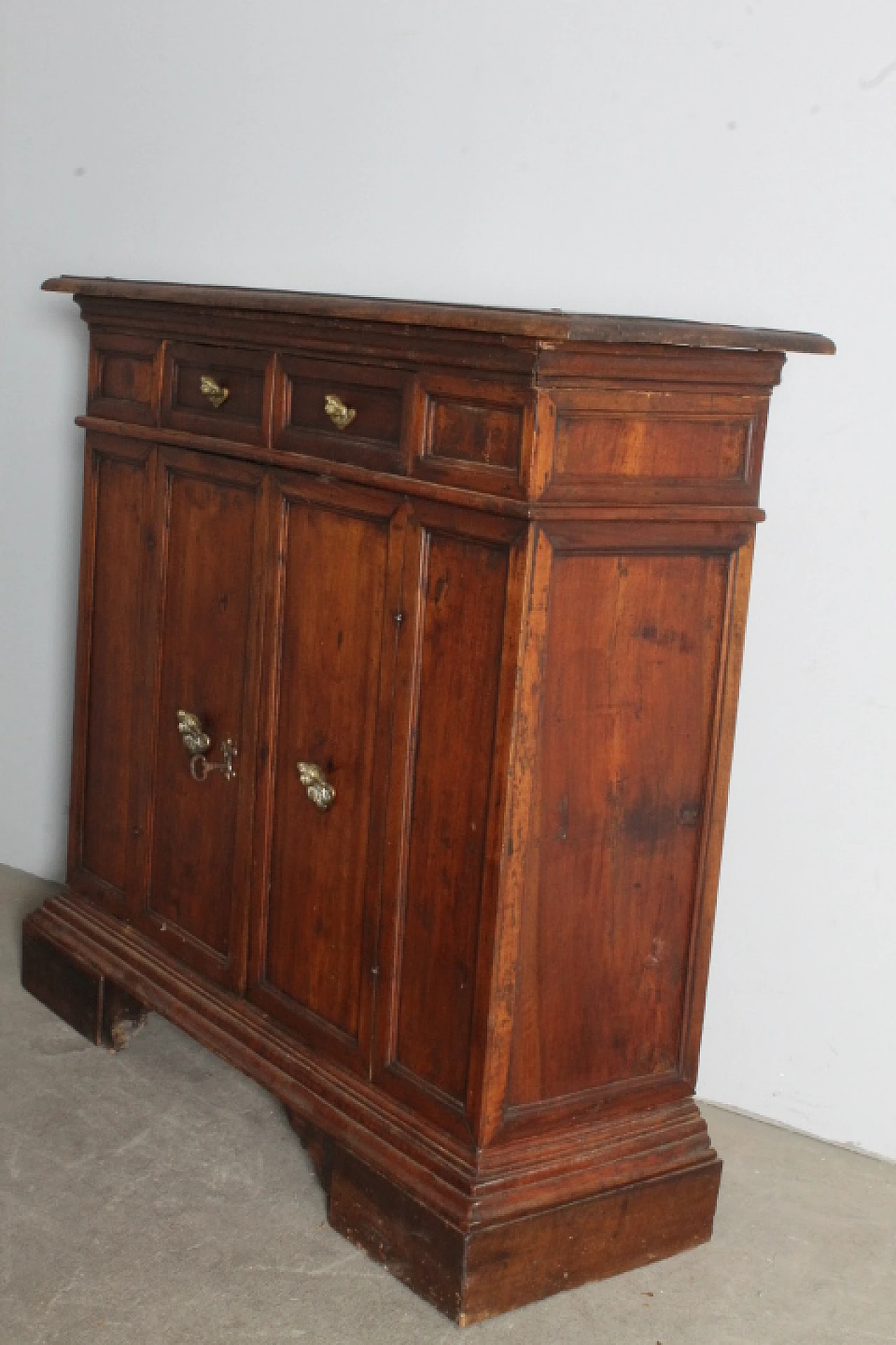 Walnut sideboard, 17th century 19