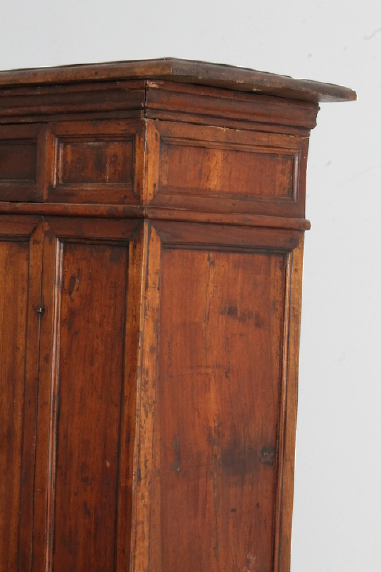 Walnut sideboard, 17th century 20