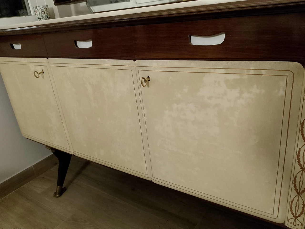 Credenza in palissandro e mogano con ante in vetro di Dassi, anni '60 13