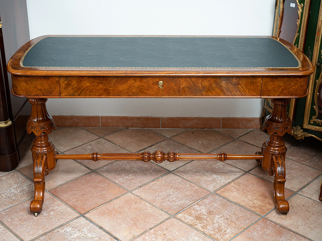 Victorian walnut-root desk with leather top, 19th century 7