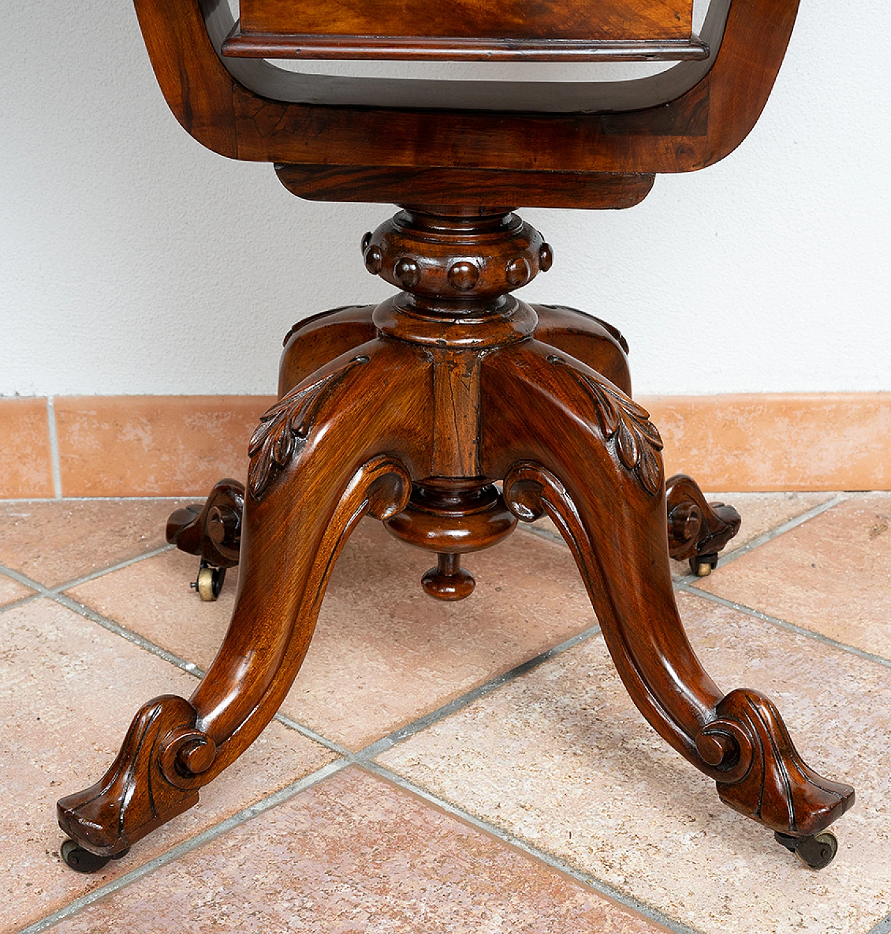 Victorian walnut-root work table, 19th century 5