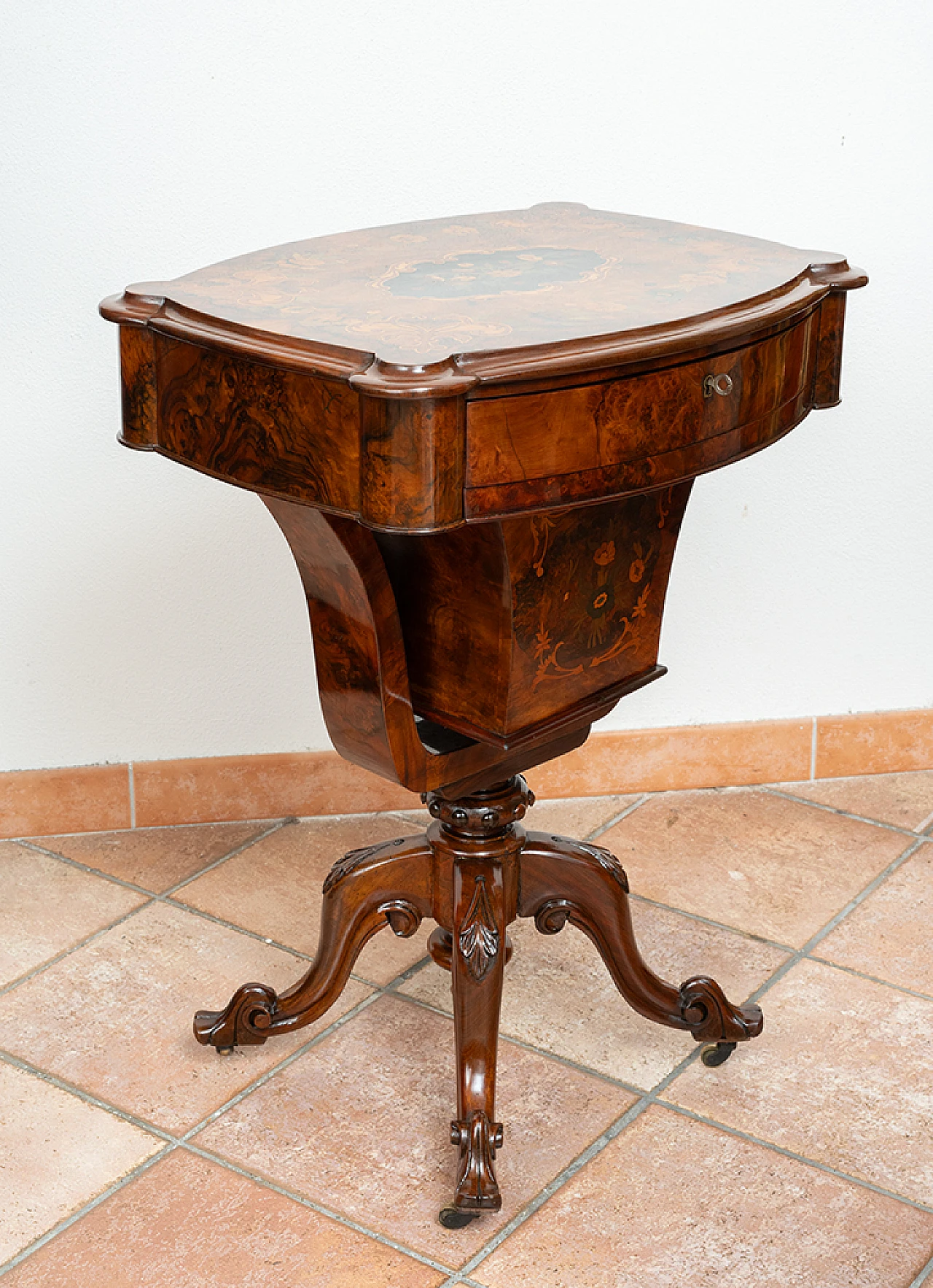 Victorian walnut-root work table, 19th century 6