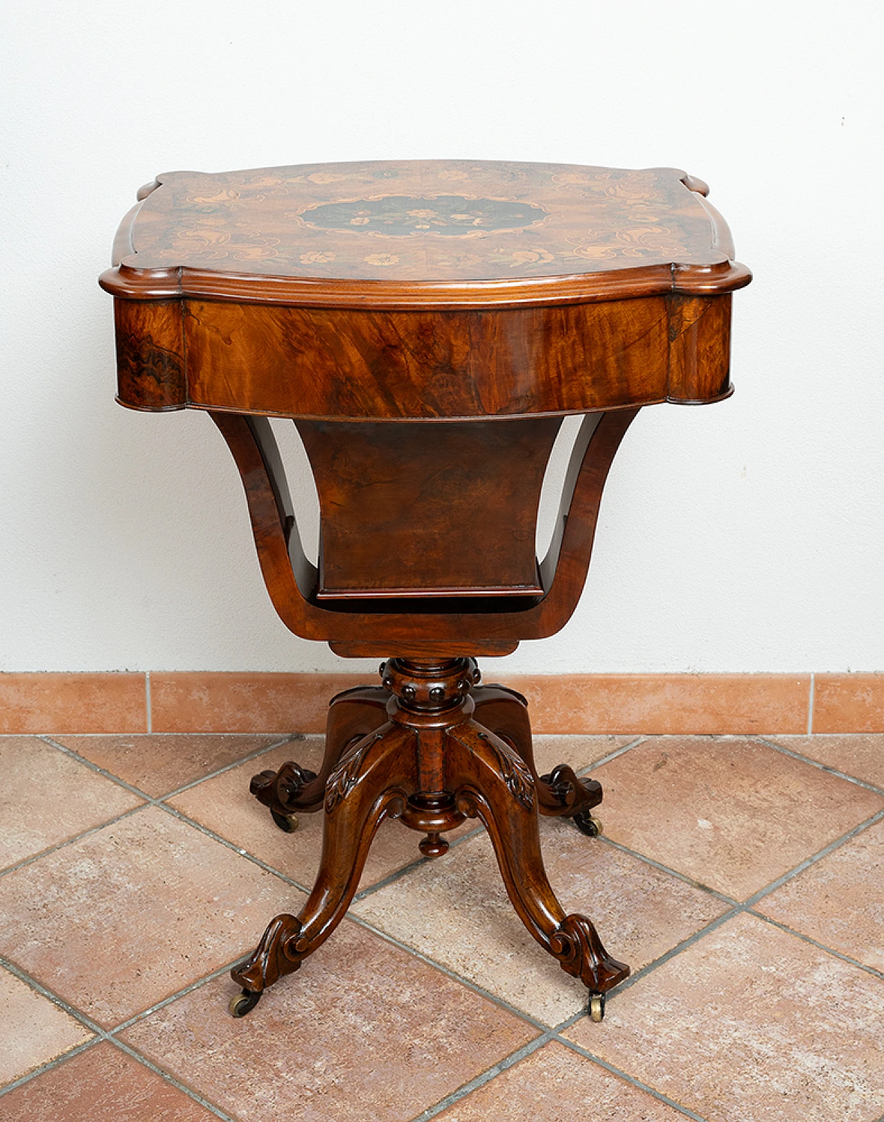 Victorian walnut-root work table, 19th century 7