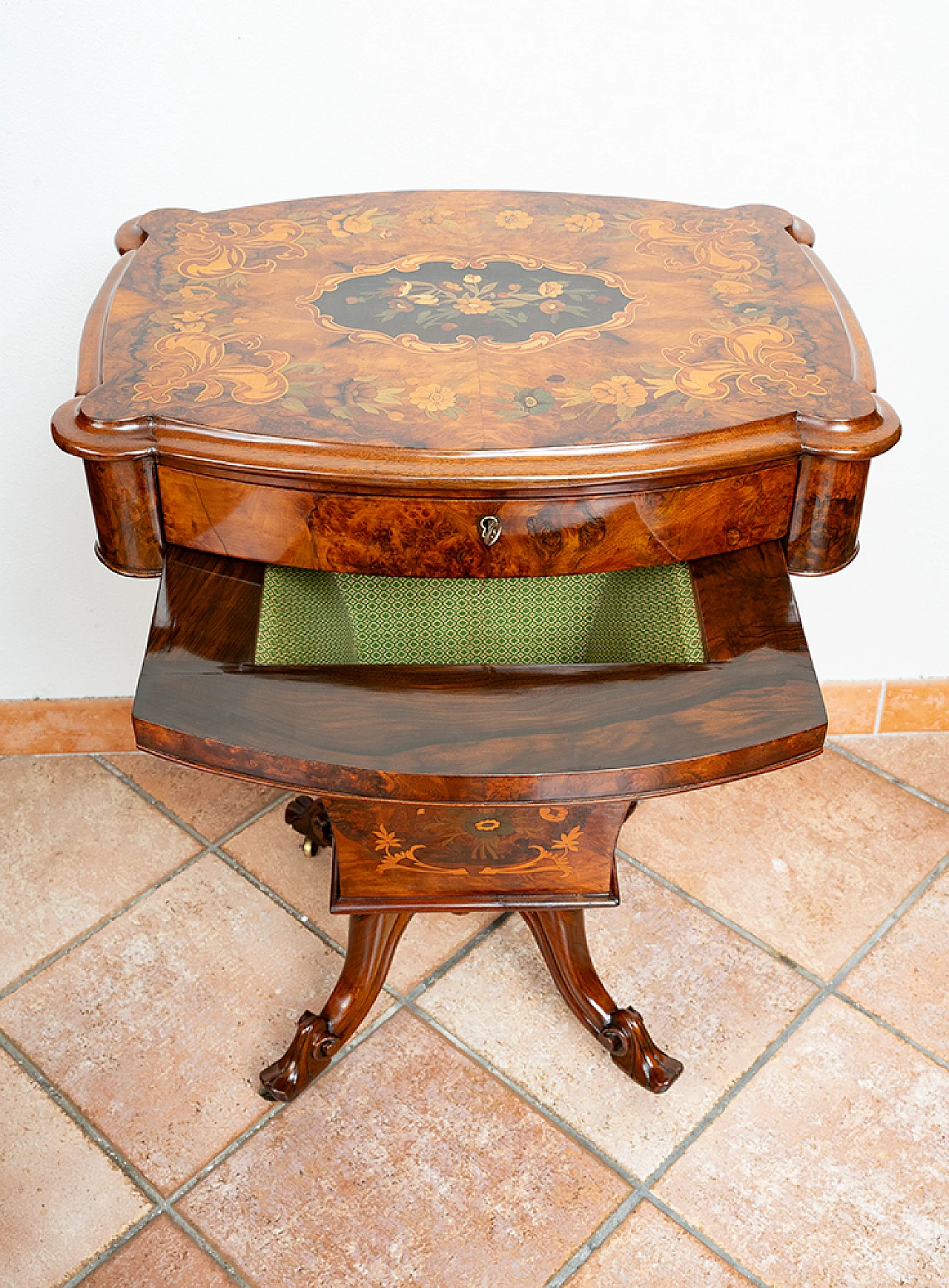 Victorian walnut-root work table, 19th century 8