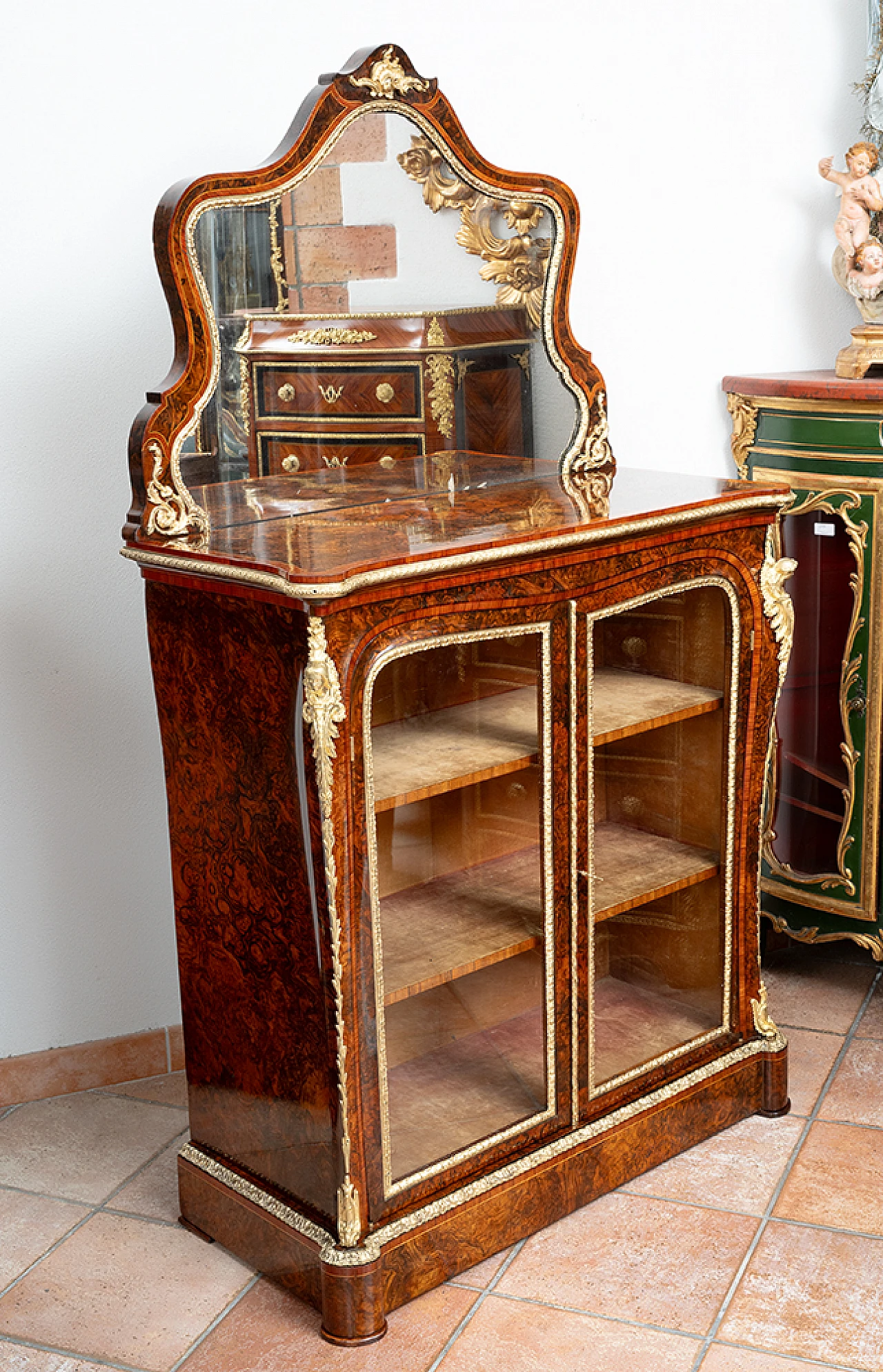 Walnut-root Victorian showcase with bronze grafts, 19th century 6