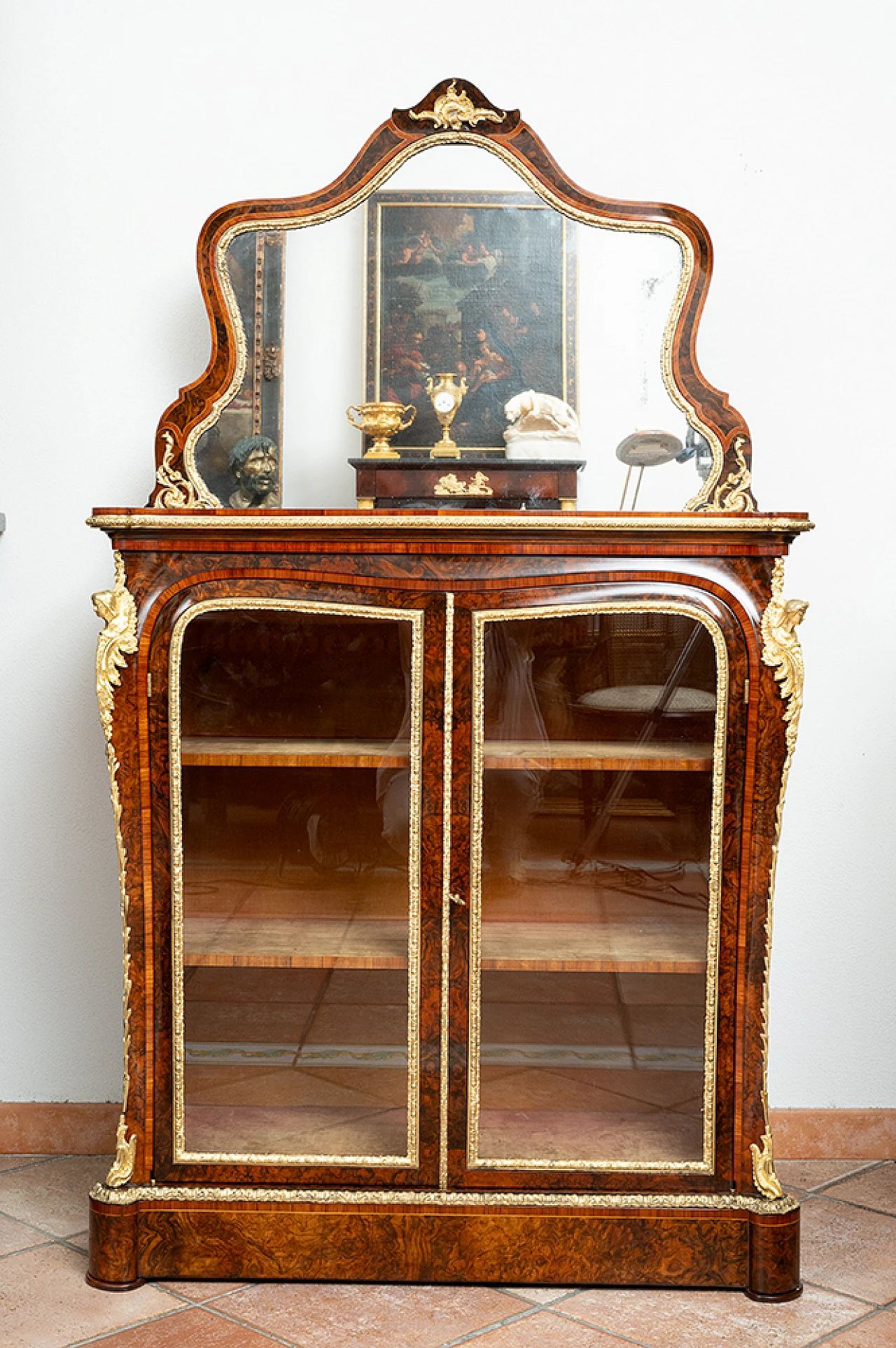 Walnut-root Victorian showcase with bronze grafts, 19th century 8