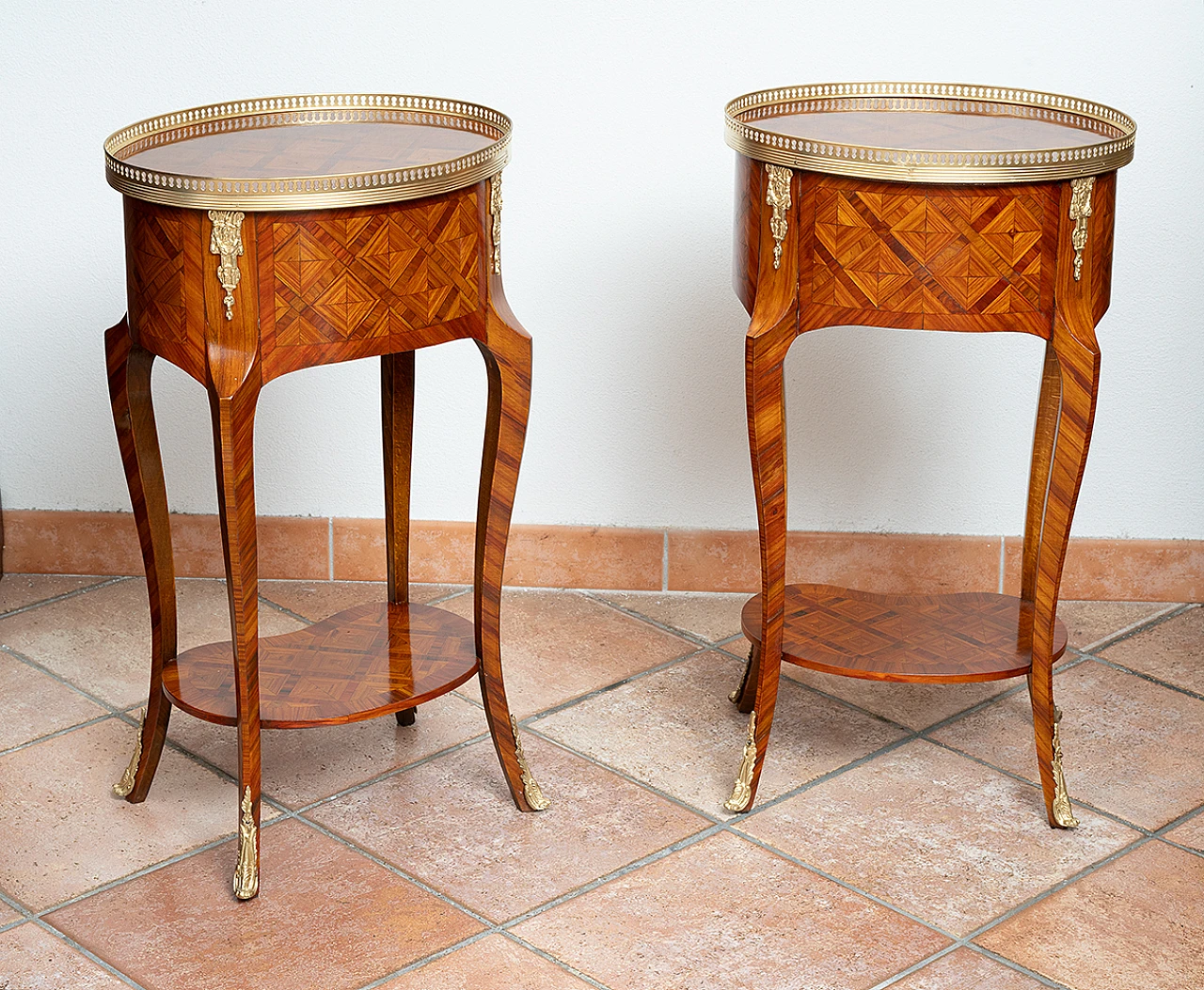 Pair of exotic wood egg-shaped bedside tables, early 20th century 5