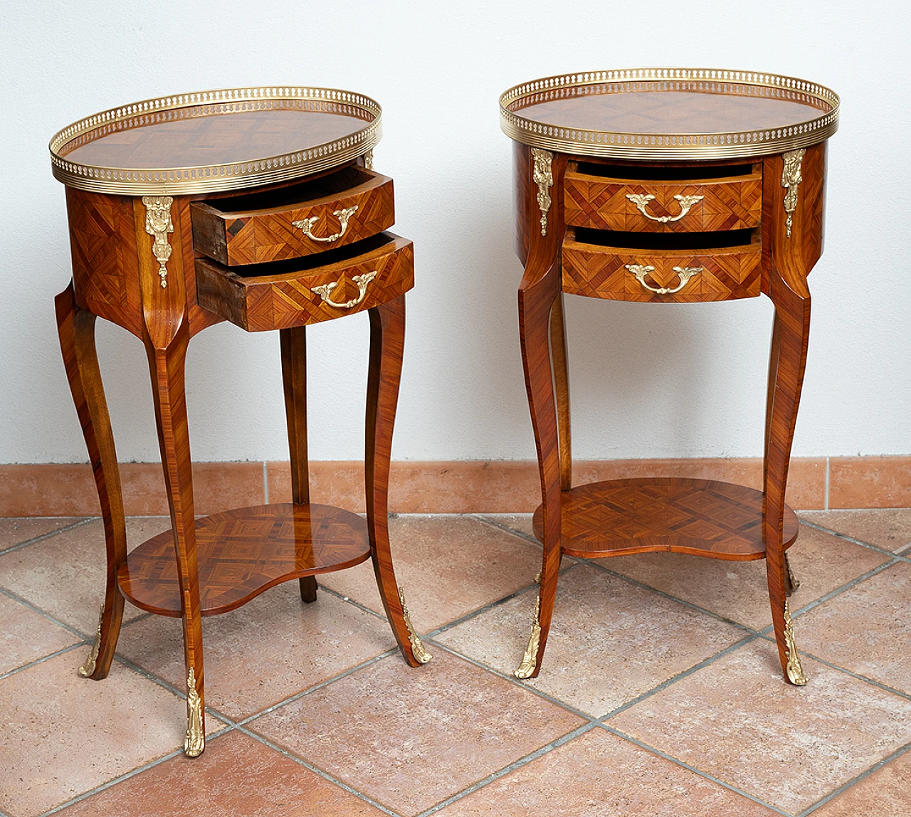 Pair of exotic wood egg-shaped bedside tables, early 20th century 6