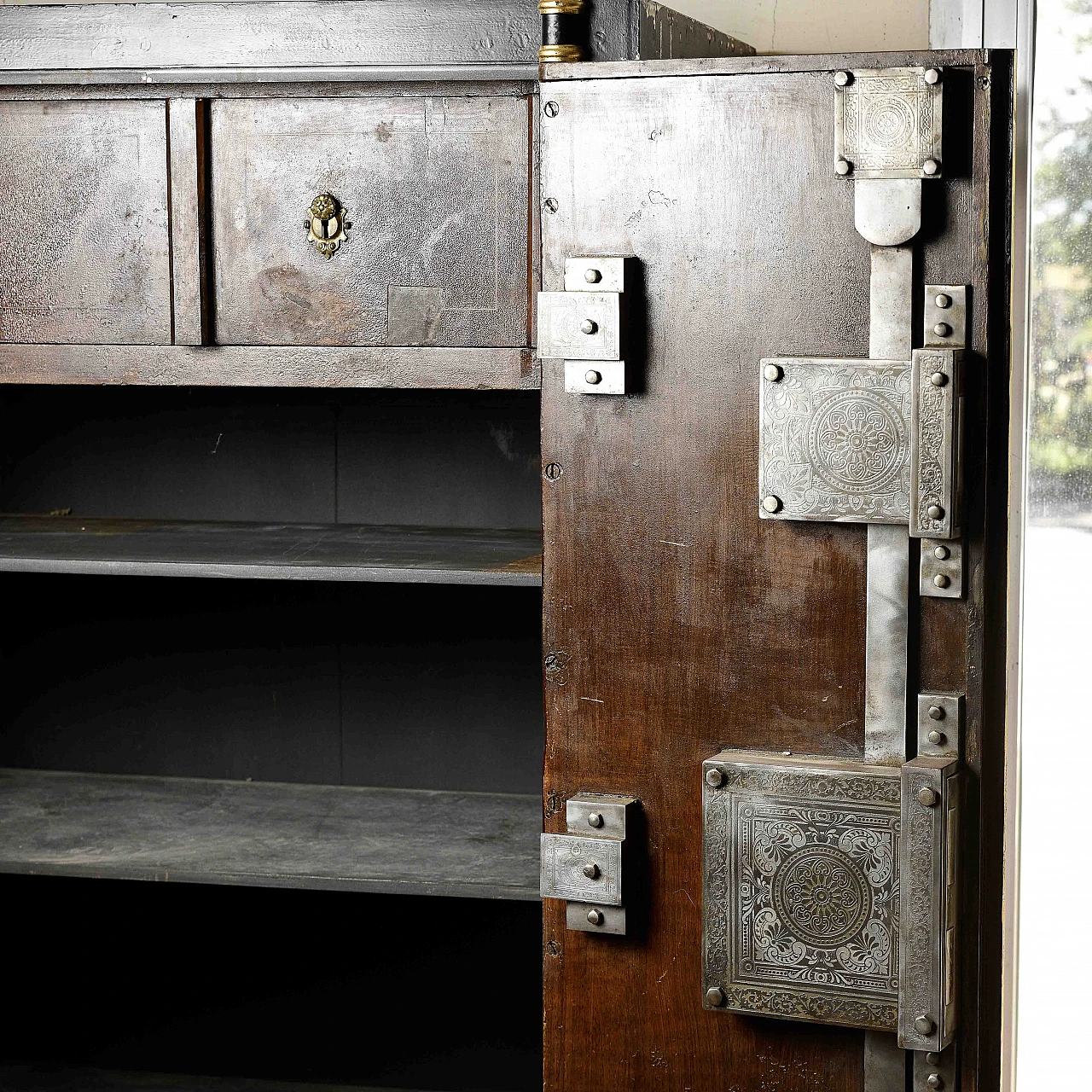 2-Doors iron floor safe with gold decorations, 19th century 3