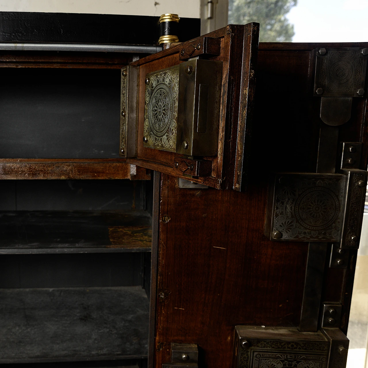 2-Doors iron floor safe with gold decorations, 19th century 5