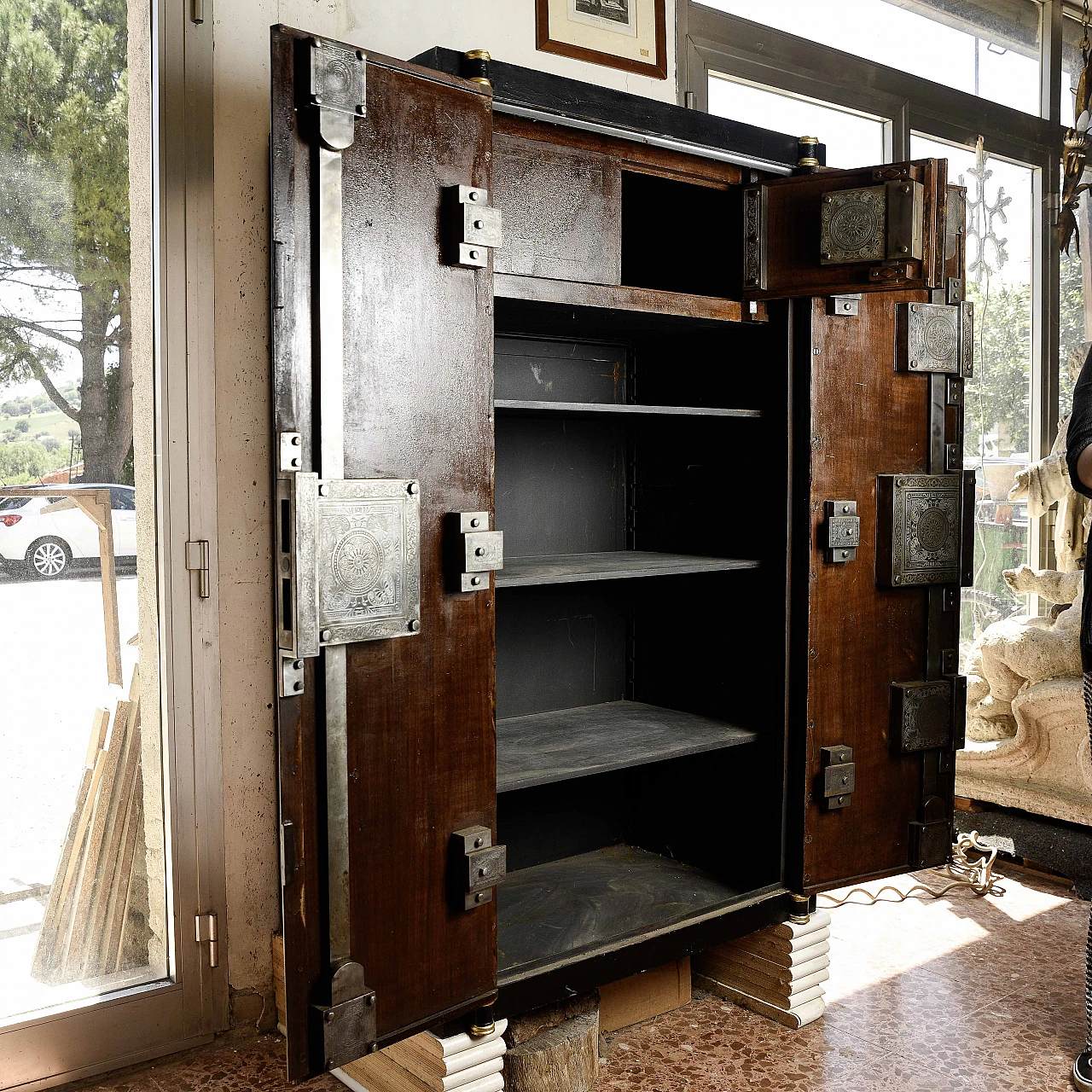 2-Doors iron floor safe with gold decorations, 19th century 6