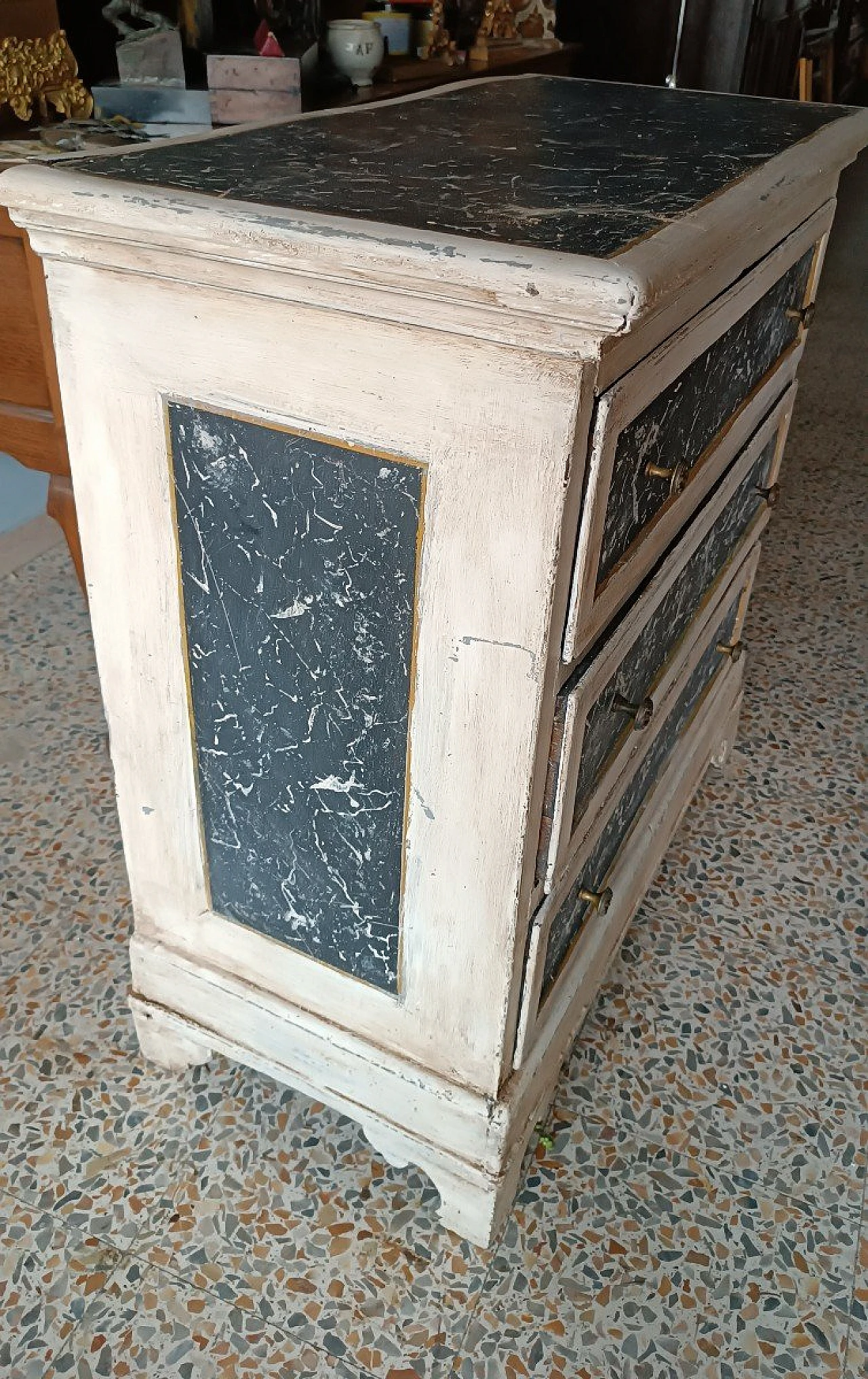 Cassettiera in legno laccato con finiture in finto marmo, '600 3