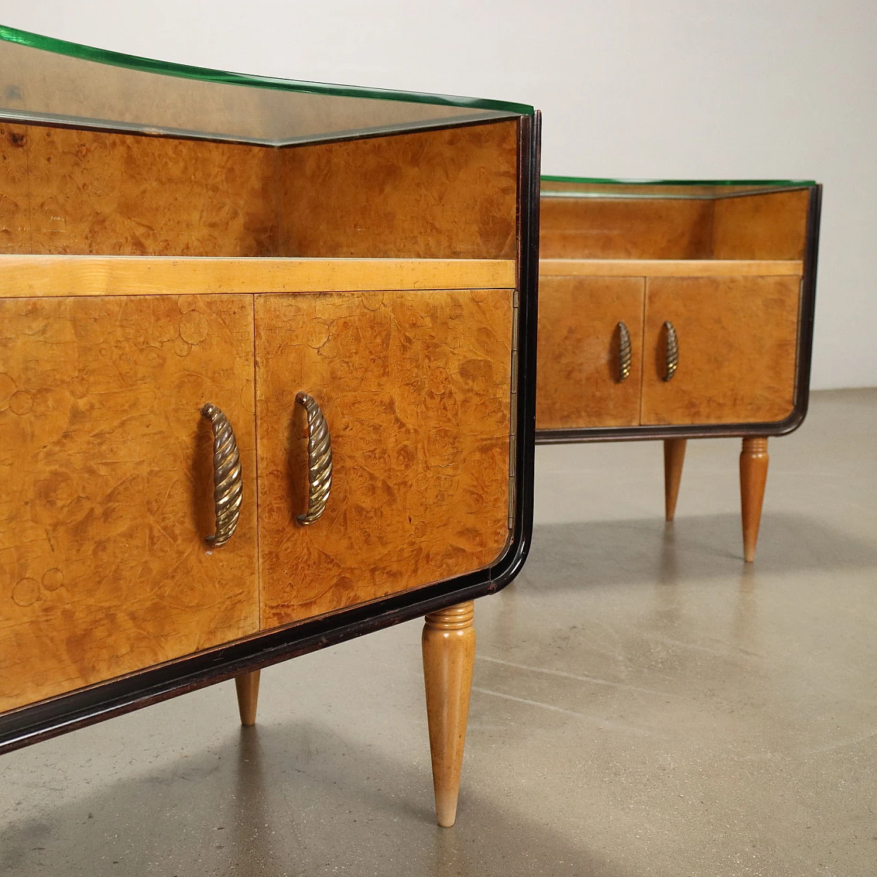 Pair of Art Deco nightstands in briarwood, brass and glass, 1940s 3