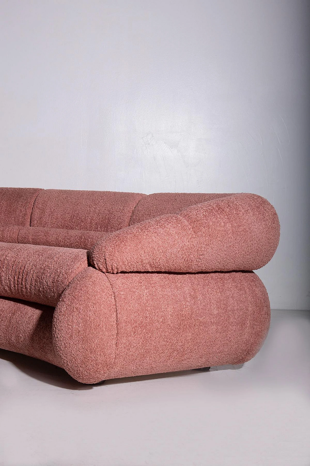 Orbita semicircular & modular sofa in pink bouclé fabric, 2024 7