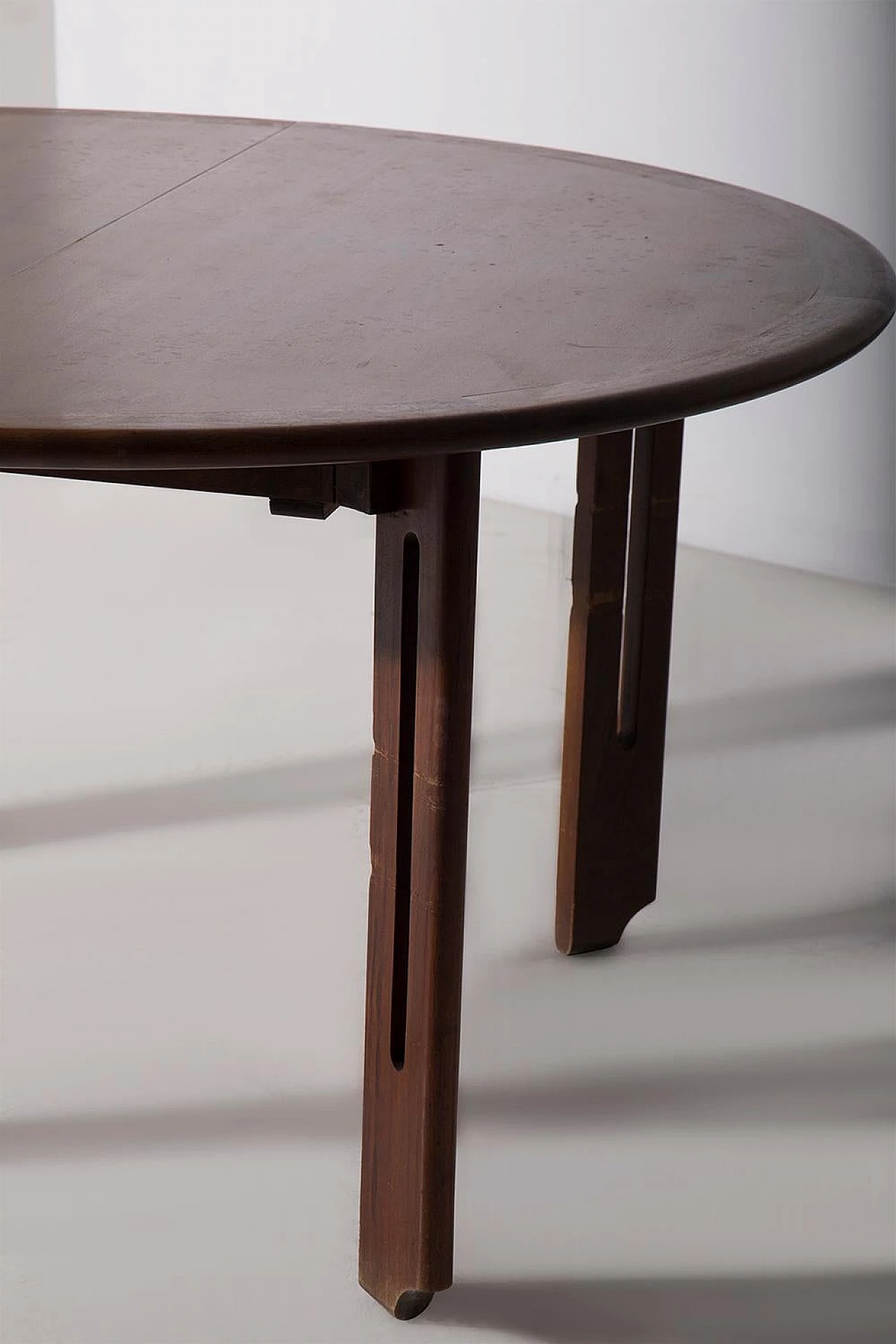 Round & extendable dining table in wood of Rossi di Albizzate, 1970s 7